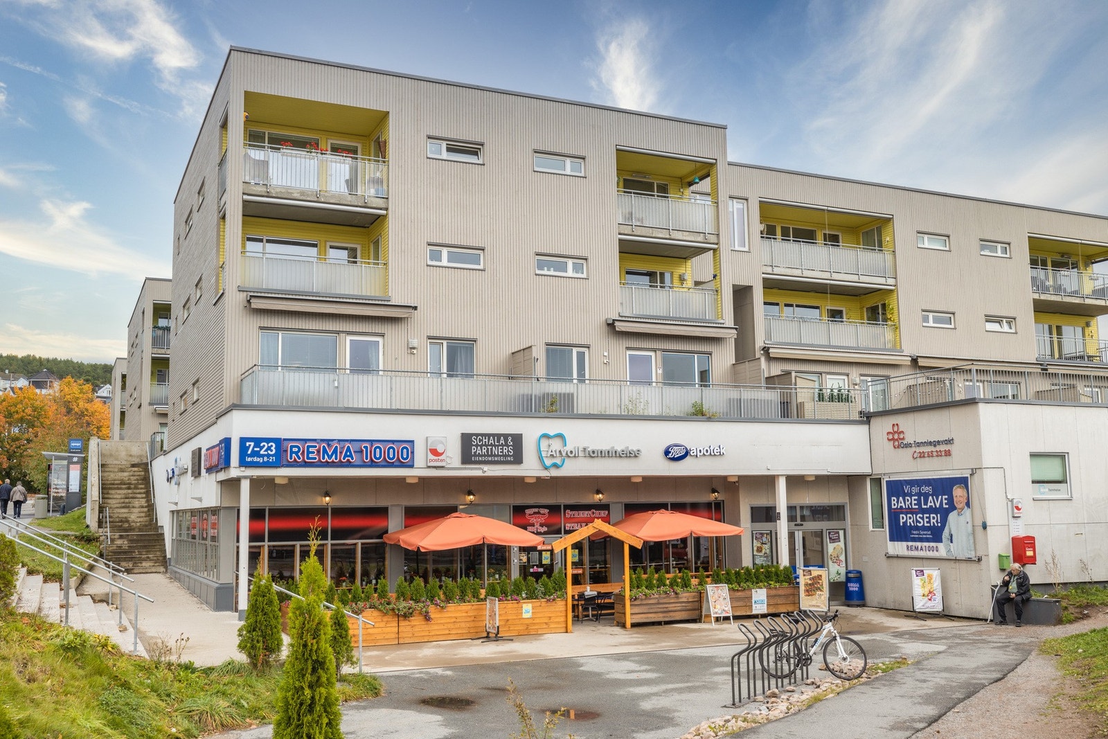 Årvoll nærsenter har også et utvalg av dagligvarebutikk, kafe, apotek, legesenter/tannlege etc. Her er også treningssenter. Galleribilde