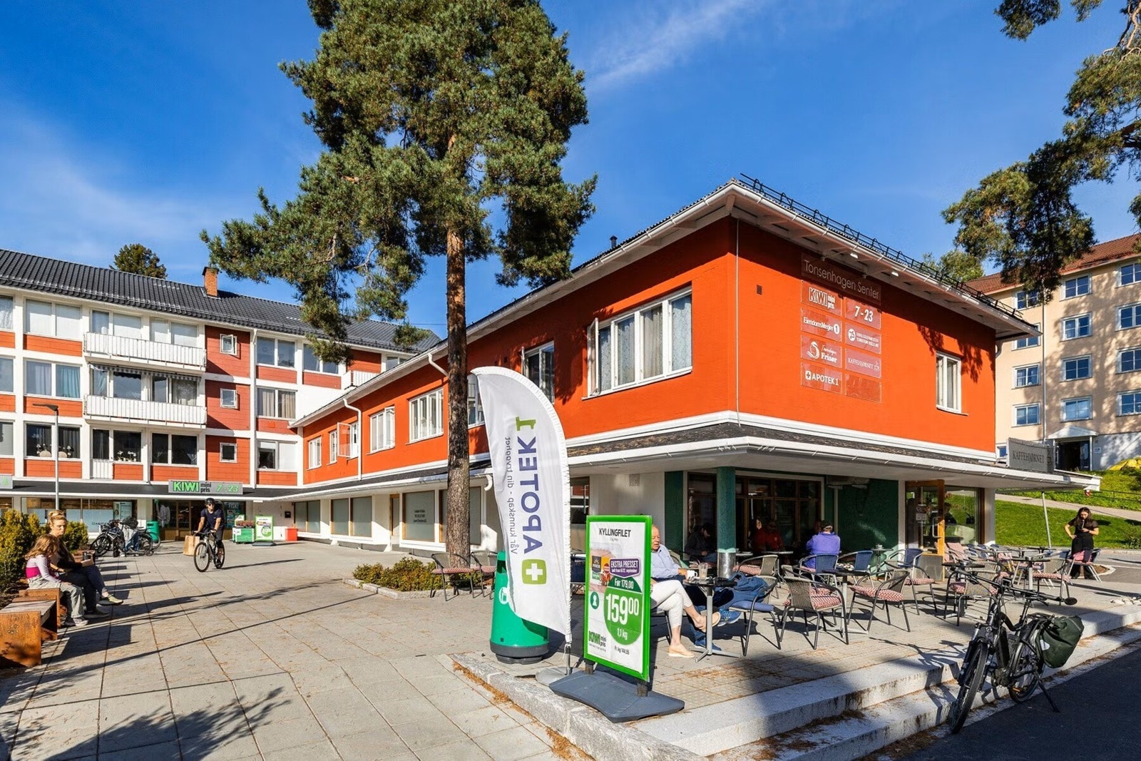 Tonsenhagen torg ligger like ved boligen, med dagligvarebutikk, hyggelig kafe, apotek etc Galleribilde