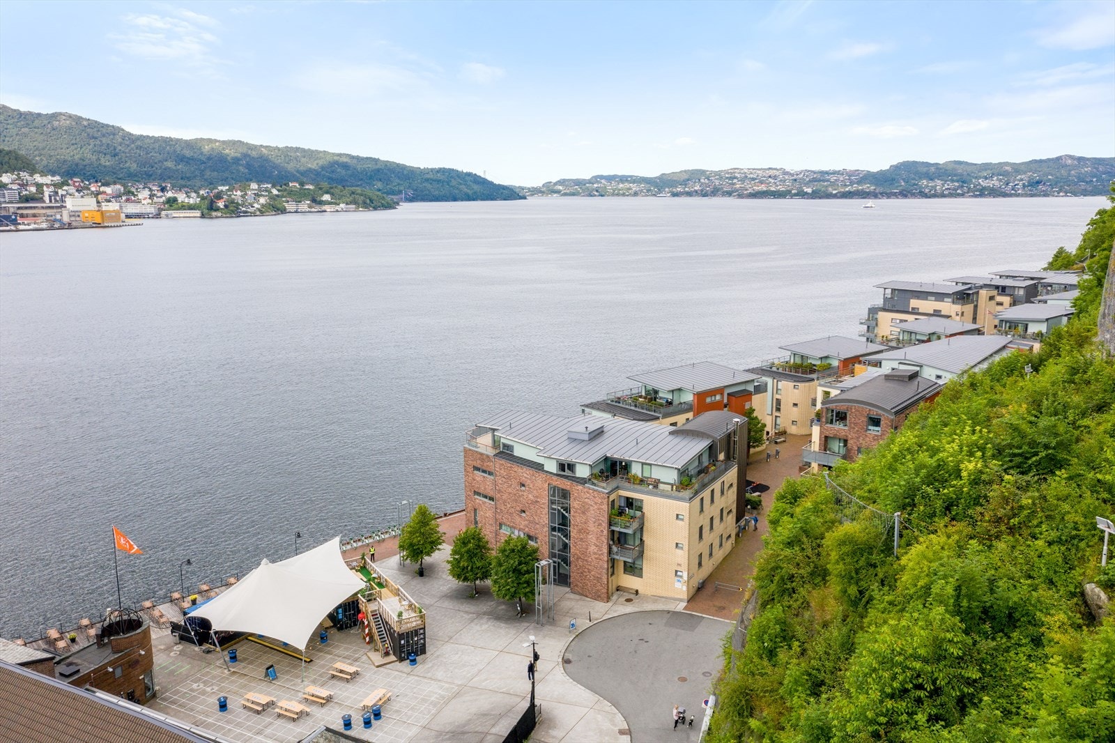 Kunne du tenke deg noe godt i glasset er veien kort til USF Verftet hvor du finner en hyggelig uteservering - perfekt for minnerike sammenkomster med venner og bekjente Galleribilde