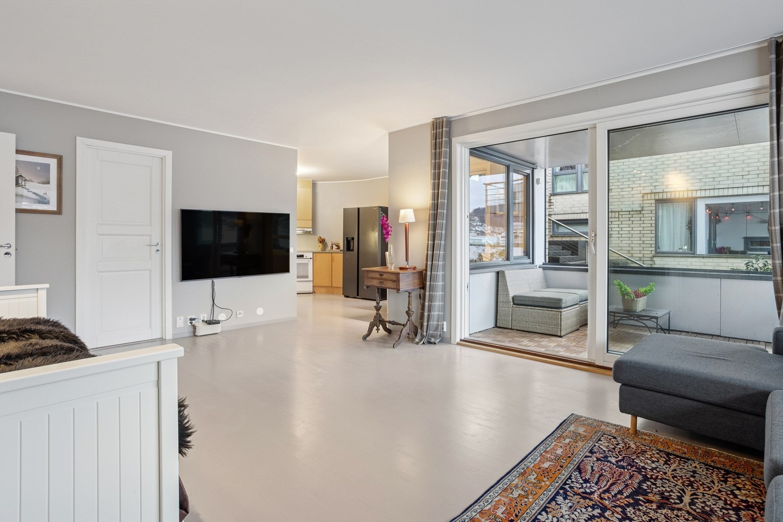 Her har man en delvis åpen stue/kjøkkenløsning, samtidig som alt har sin naturlige plass i rommet. Galleribilde