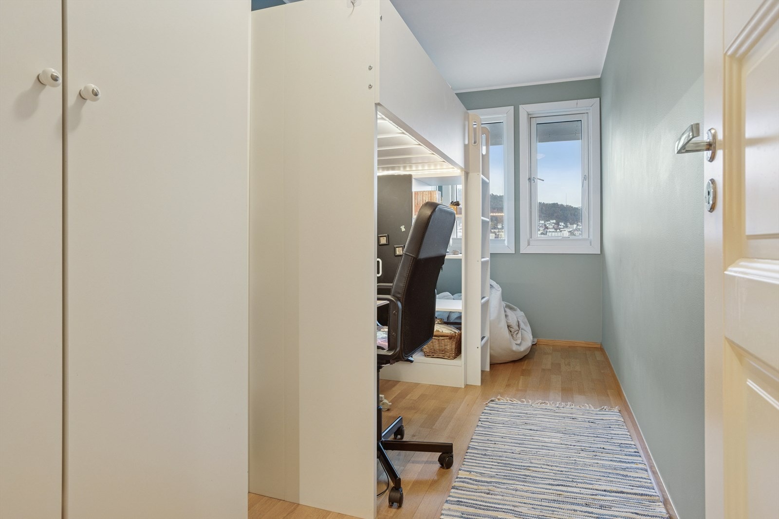 Det andre soverommet kan passe fint enten som gjesterom, barnerom eller kontor. Galleribilde