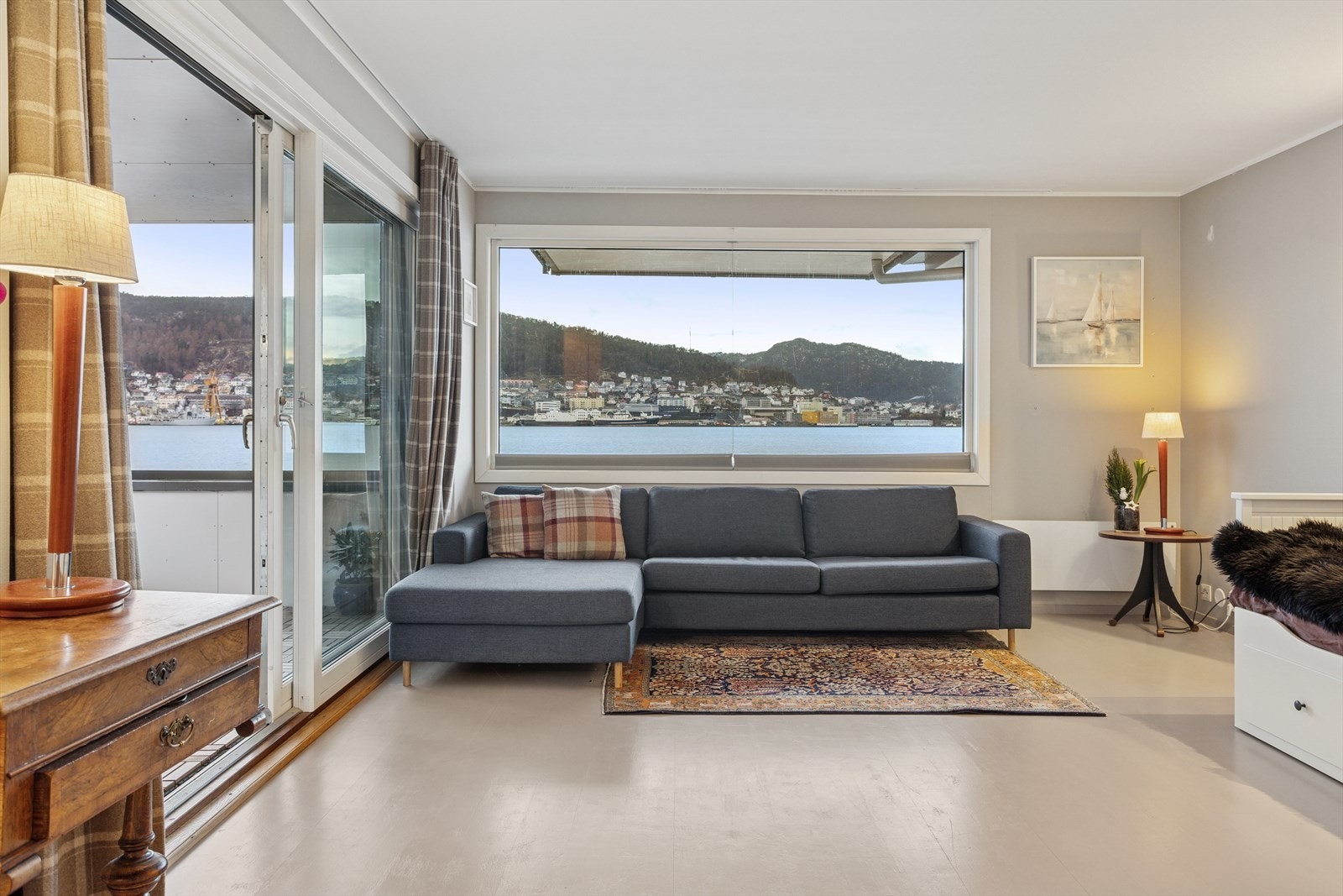 Stuen er lys med store vindusflater og av god størrelse - med fantastisk utsikt utover sjøen. Galleribilde