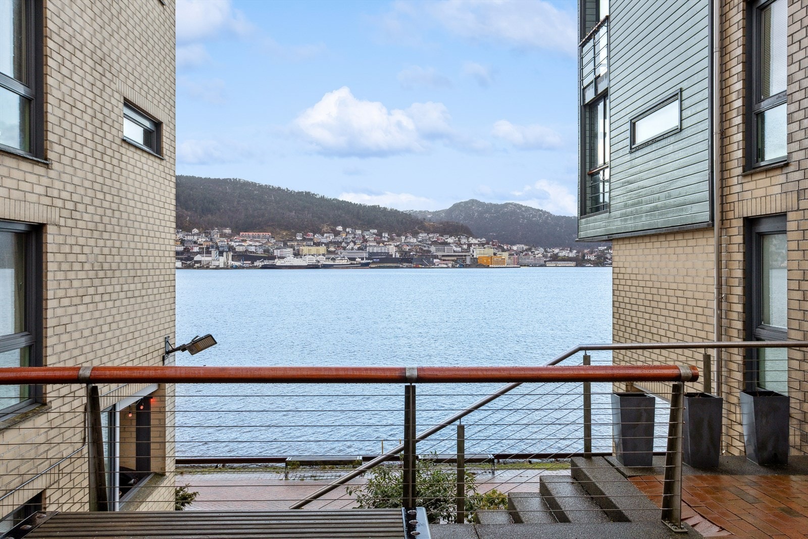 Her får du en svært attraktiv og sentral beliggenhet som gir deg nærhet til alt du vil ha, alt du må ha og mye du ikke viste du ville ha! Galleribilde