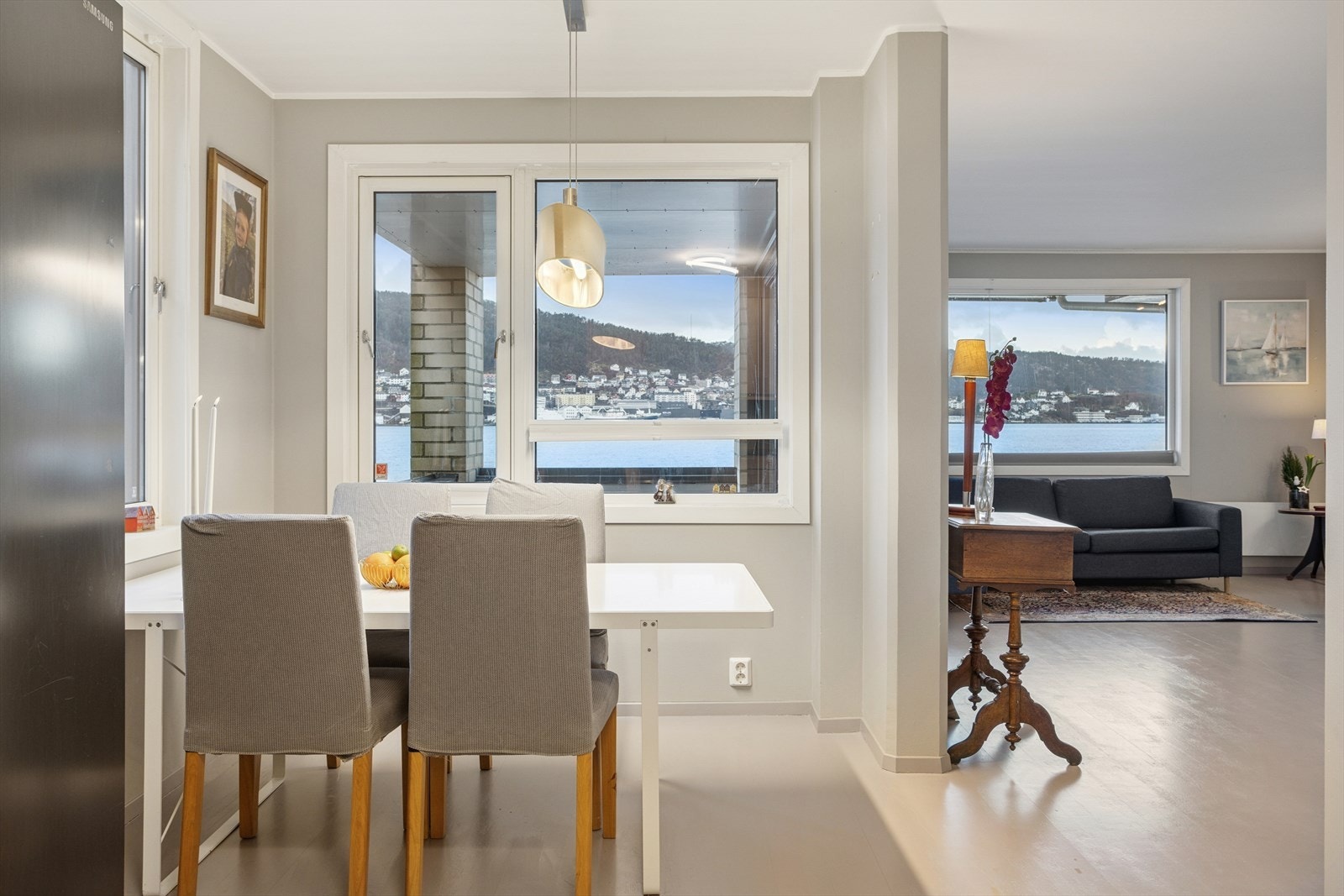 Spisestuen har sin naturlige plass ved kjøkkenet, med flott utsikt. En ypperlig plass for sosiale sammenkomster. Galleribilde