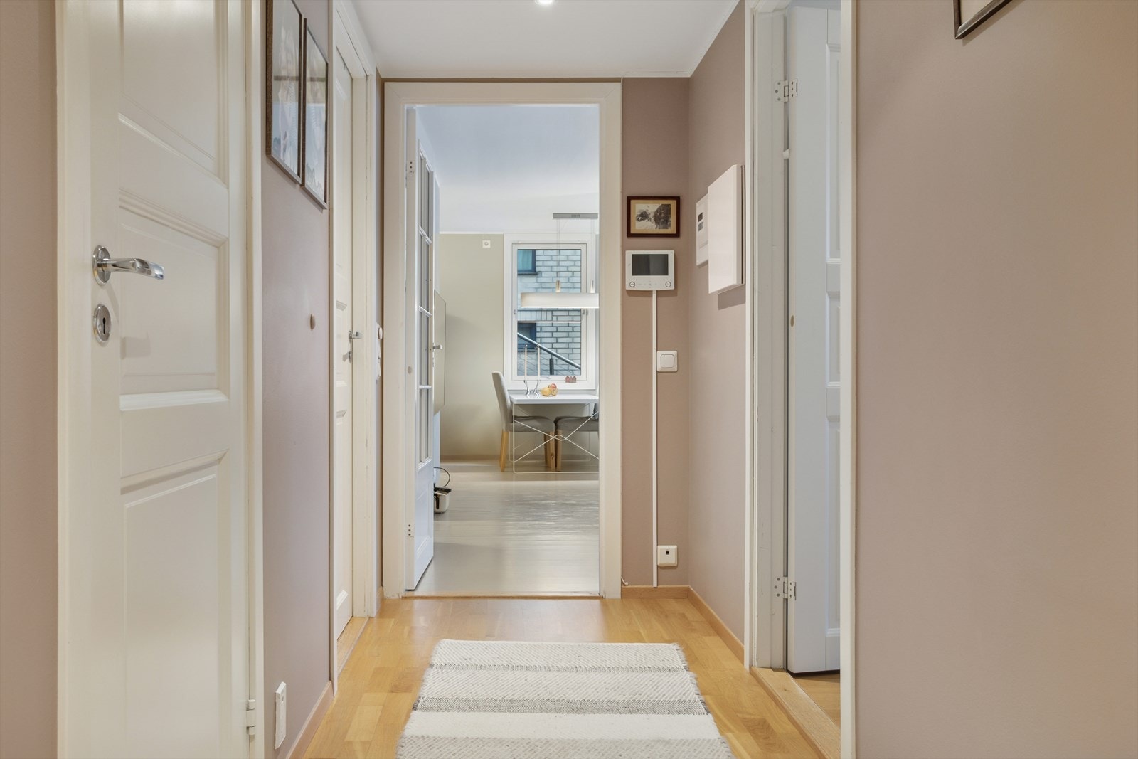 Fra entreen har man adkomst til baderom, wc-rom og begge soverom. Galleribilde