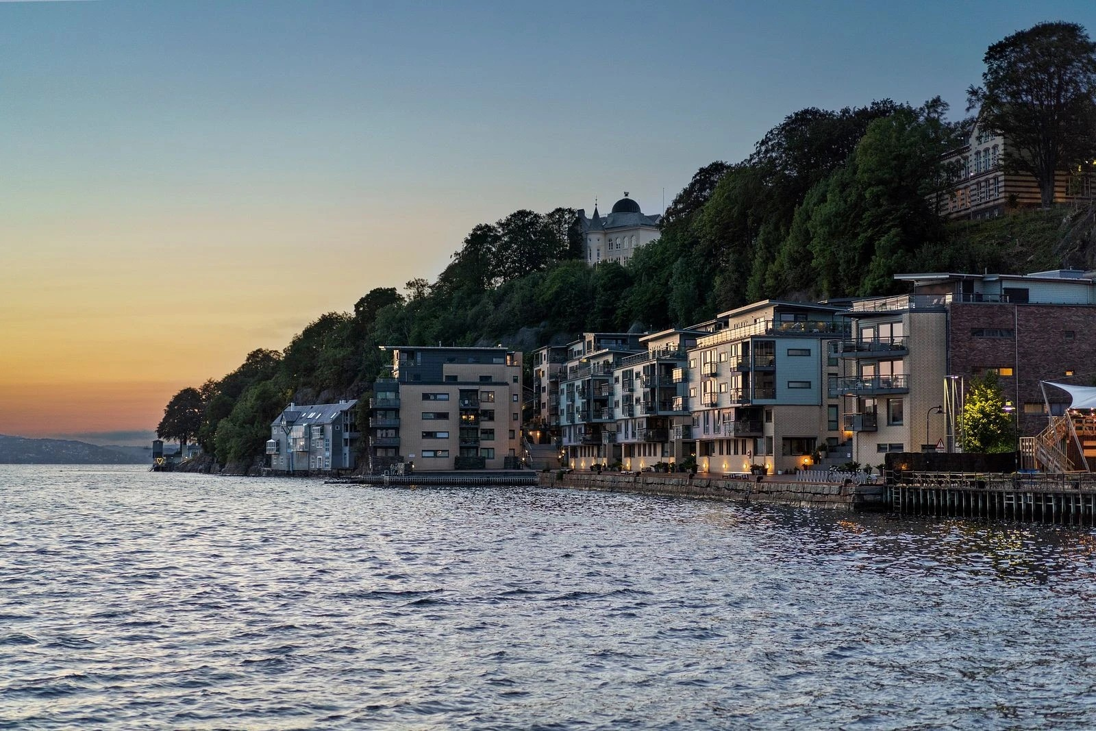 Velkommen til Georgernes verft 20 - En flott 3-roms leilighet med sjøutsikt! Presenteres av Andrine Edvardsen v/DNB Eiendom. Galleribilde