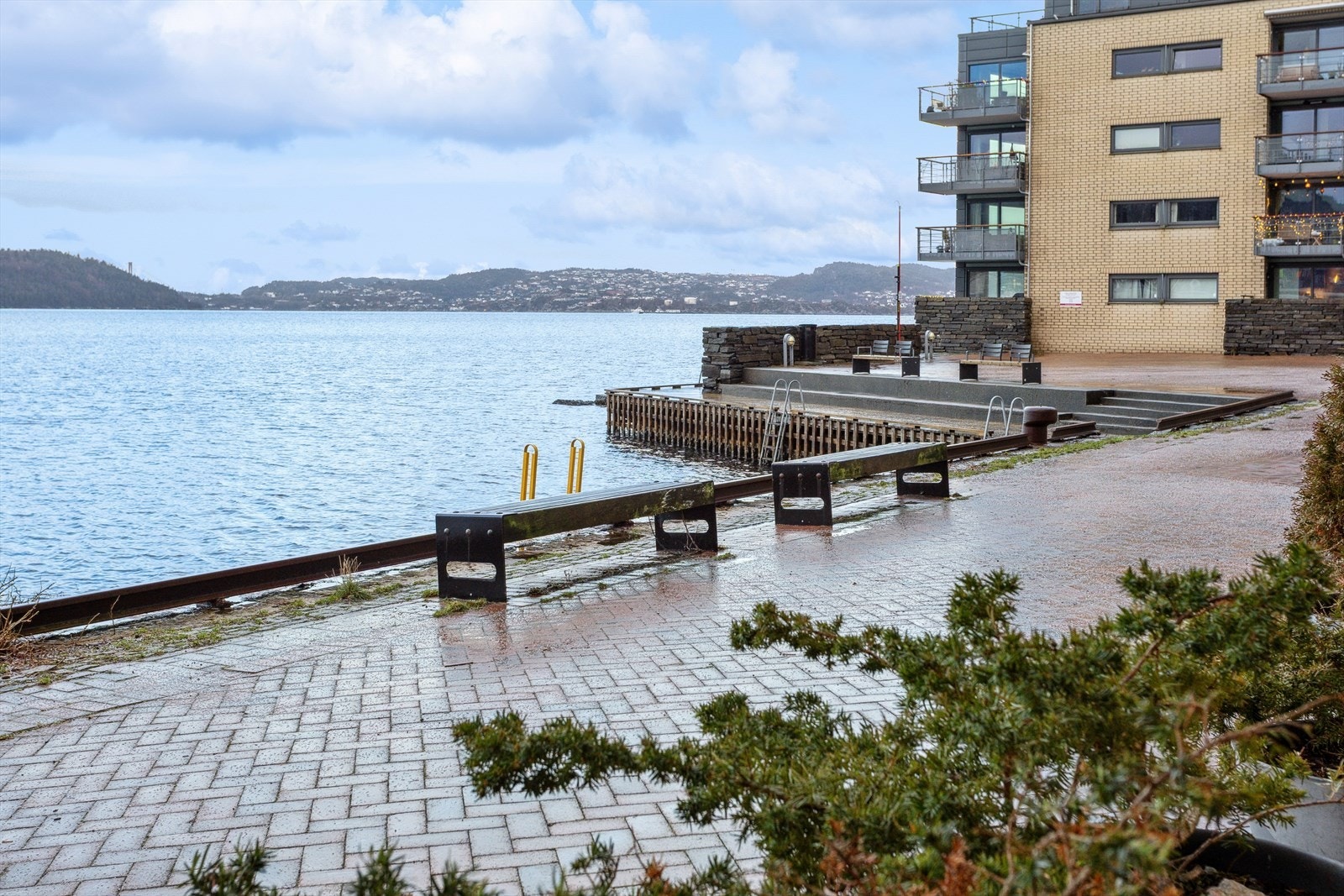 Beliggenheten gir deg nærhet til Bergens pulserende byliv, samtidig som du bor tilbaketrukket nesten i enden av en blindvei. Galleribilde