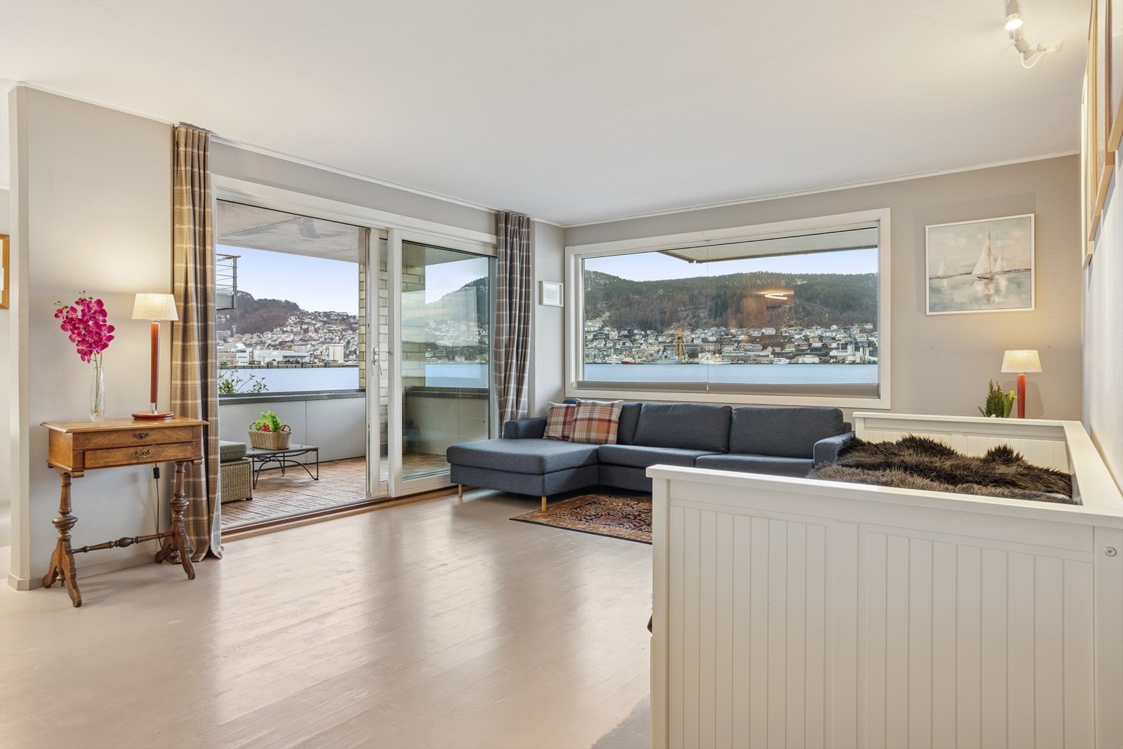 Fra stuen er det utgang til en flott sør-vestvendt terrasse på 7,2m2. Galleribilde