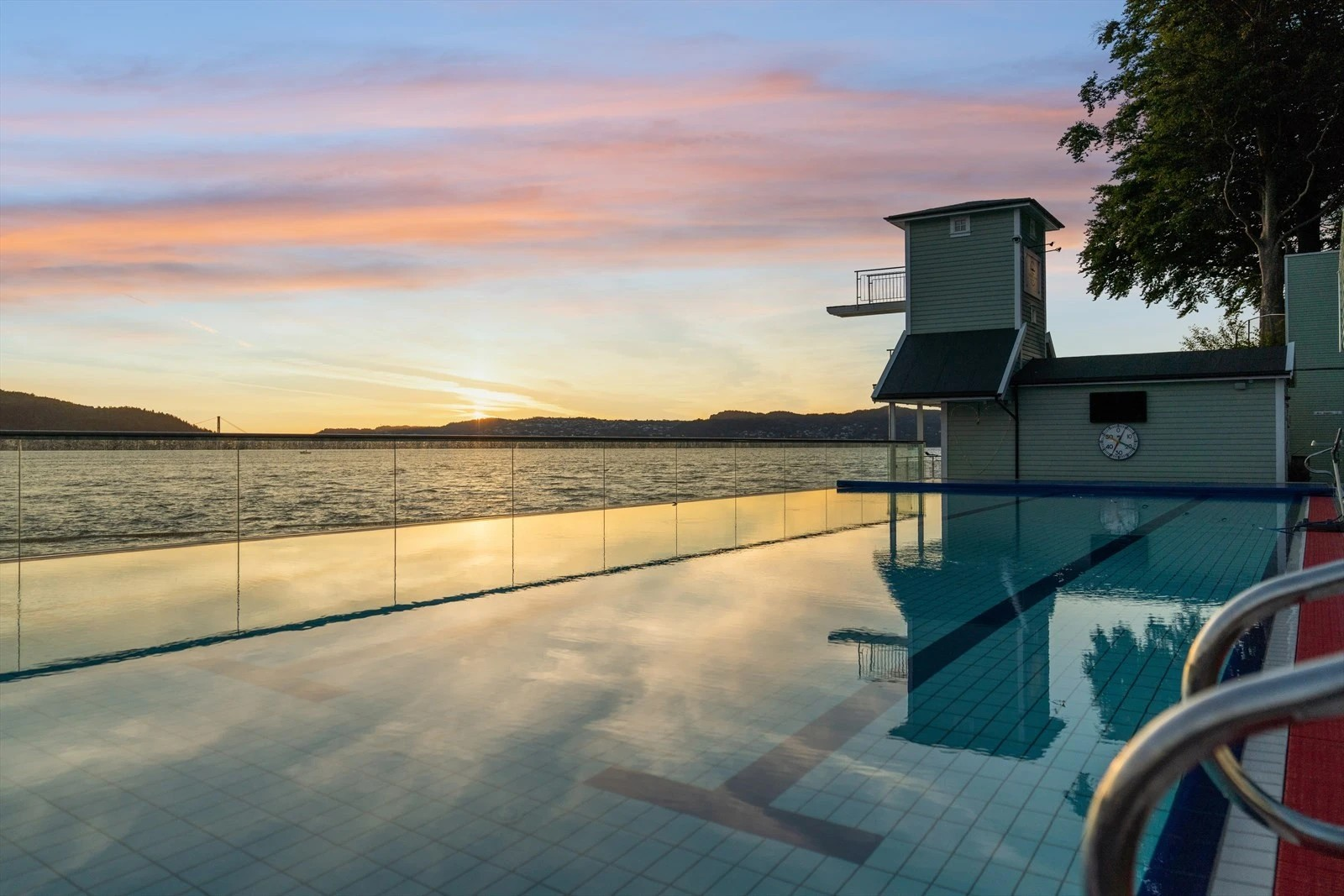 Populære Nordnes sjøbad ligger i gangavstand fra boligen. Her finner man et 25 meter langt svømmebasseng, samt et oppvarmet saltvannsbasseng. Galleribilde