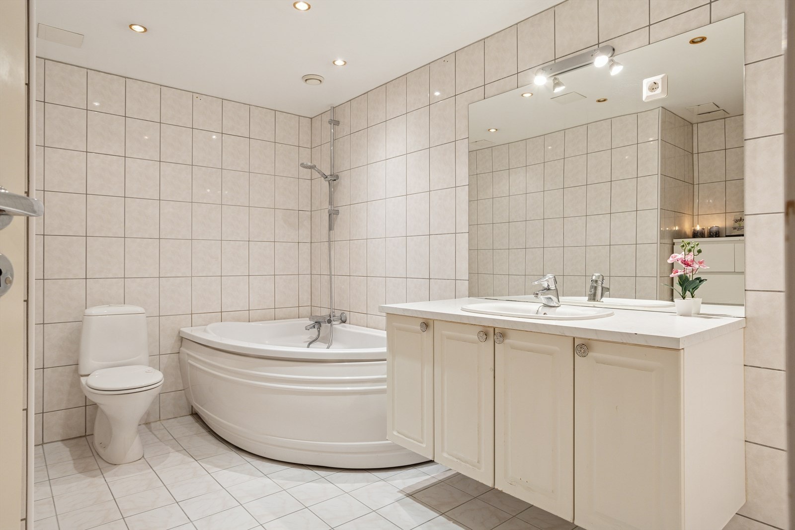 Baderommet er lyst og innbydende med vannbåren gulvvarme, og er innredet med servant med møblement/speil, belysning, toalett, dusjgarnityr og badekar. Galleribilde