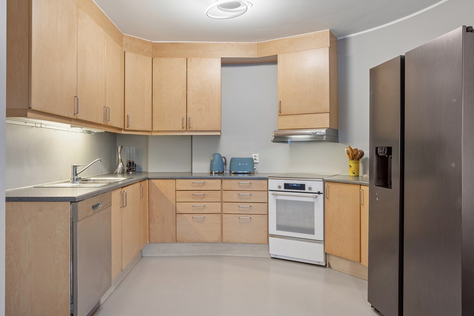 Her får du godt med både skap- og benkeplass! Galleribilde