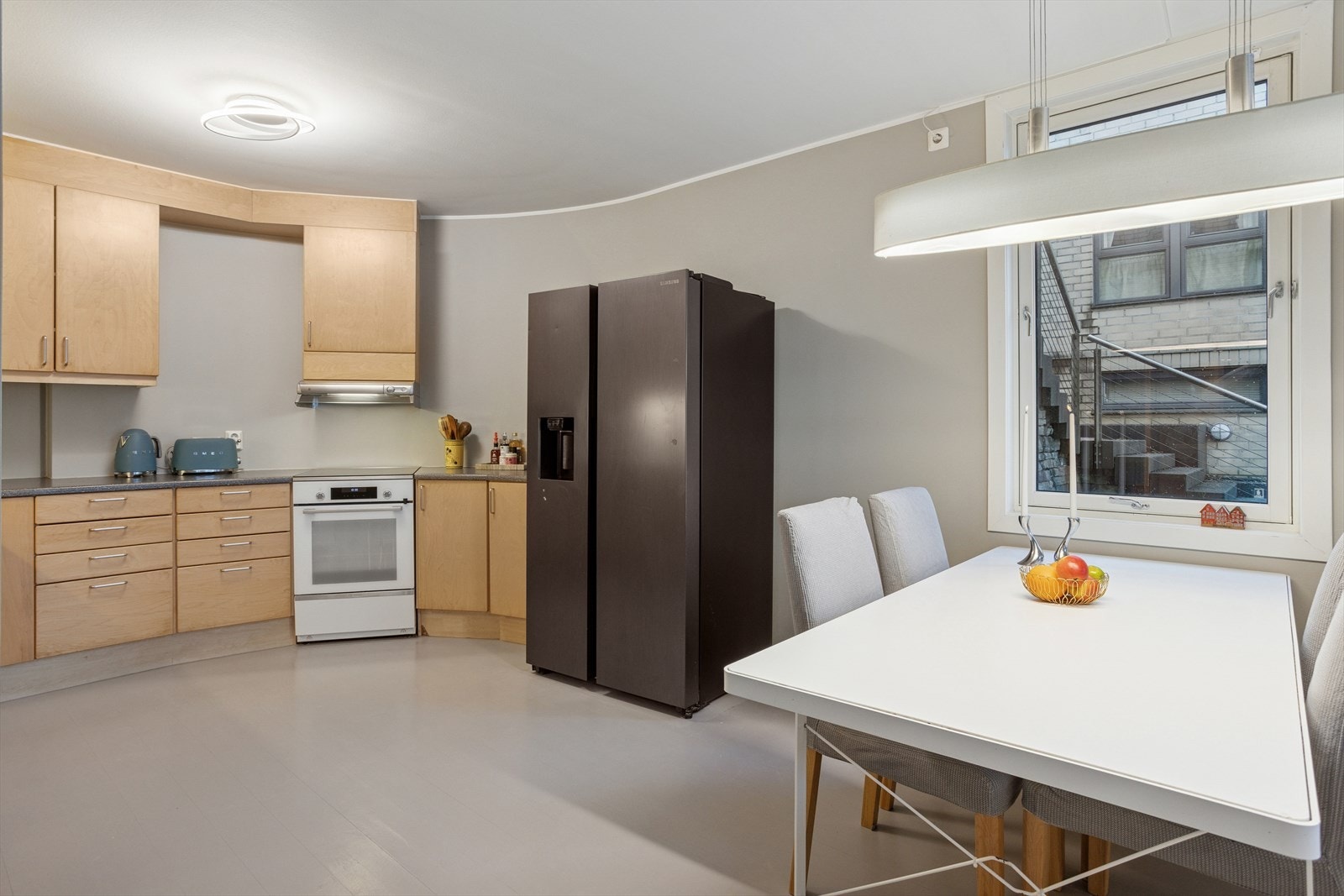 Kjøkkenet er innredet med slette fronter, laminert benkeplate, stål vaskekum, ventilator og opplegg for oppvaskmaskin. Galleribilde