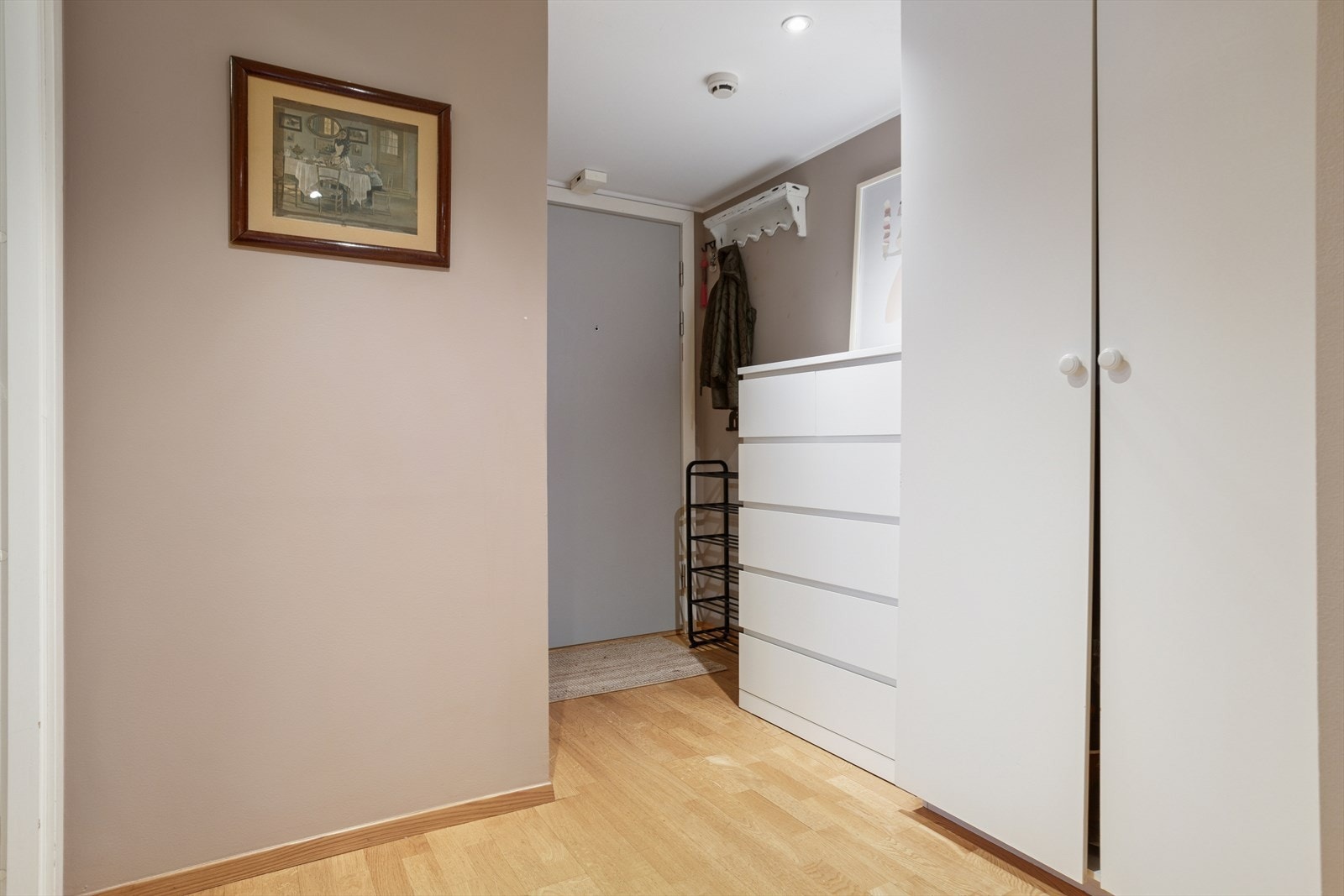 Velkommen inn! I entreen er det god plass til en garderobeløsning med plass til både sko, yttertøy og lagring. Galleribilde