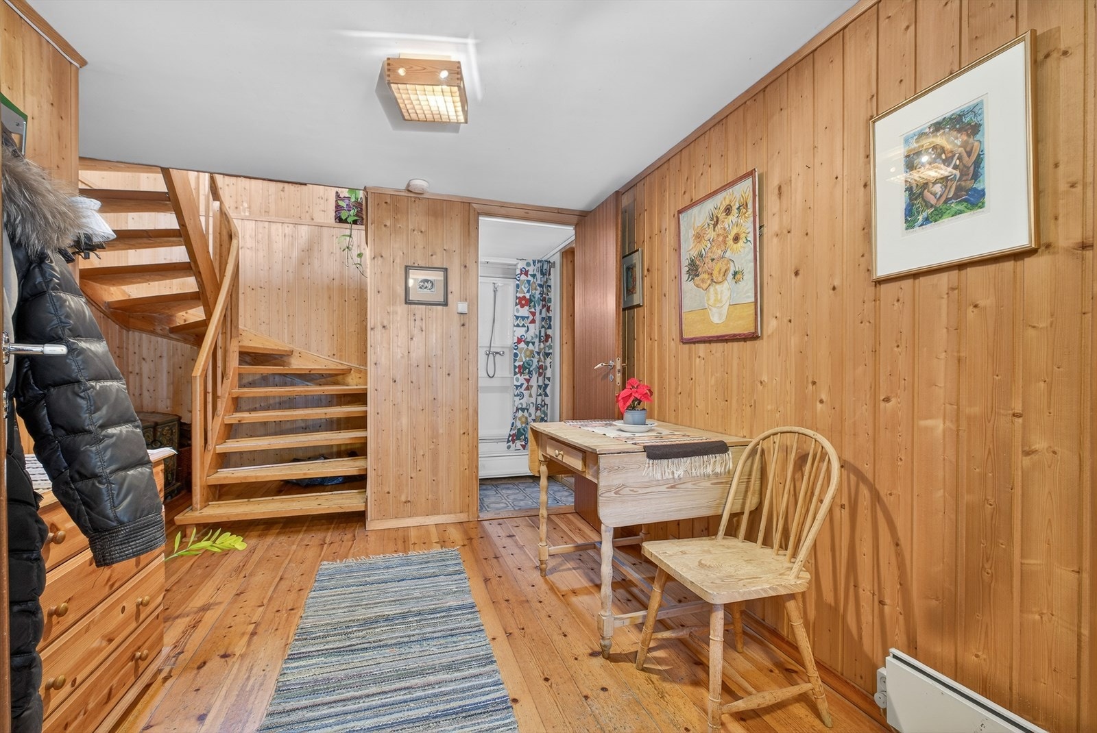 Luftig og funksjonelt inngangsparti med plass til romslige garderobeløsninger Galleribilde