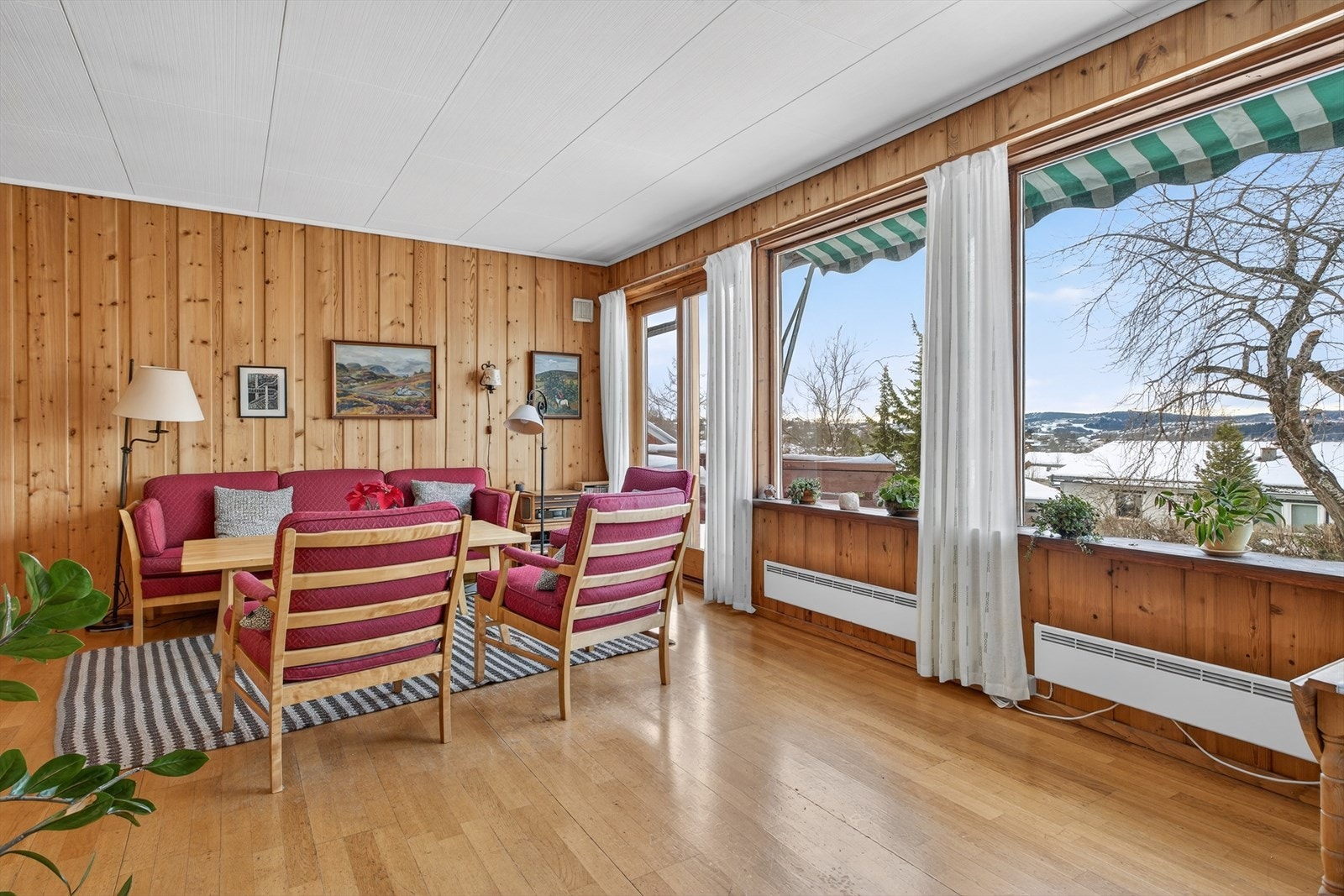 Den romslige stuen på 35,5 m² byr på svært gode møbleringsmuligheter med plass til både sofagruppe og spiseplass Galleribilde