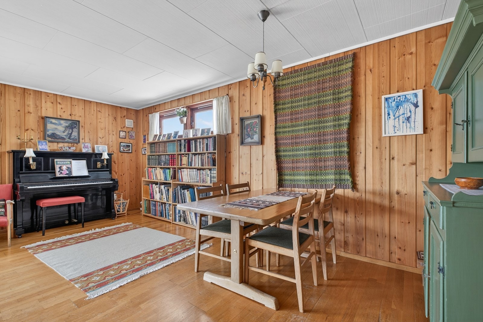 Stuen har også plass til et stort spisebord - perfekt for sosiale sammenkomster Galleribilde