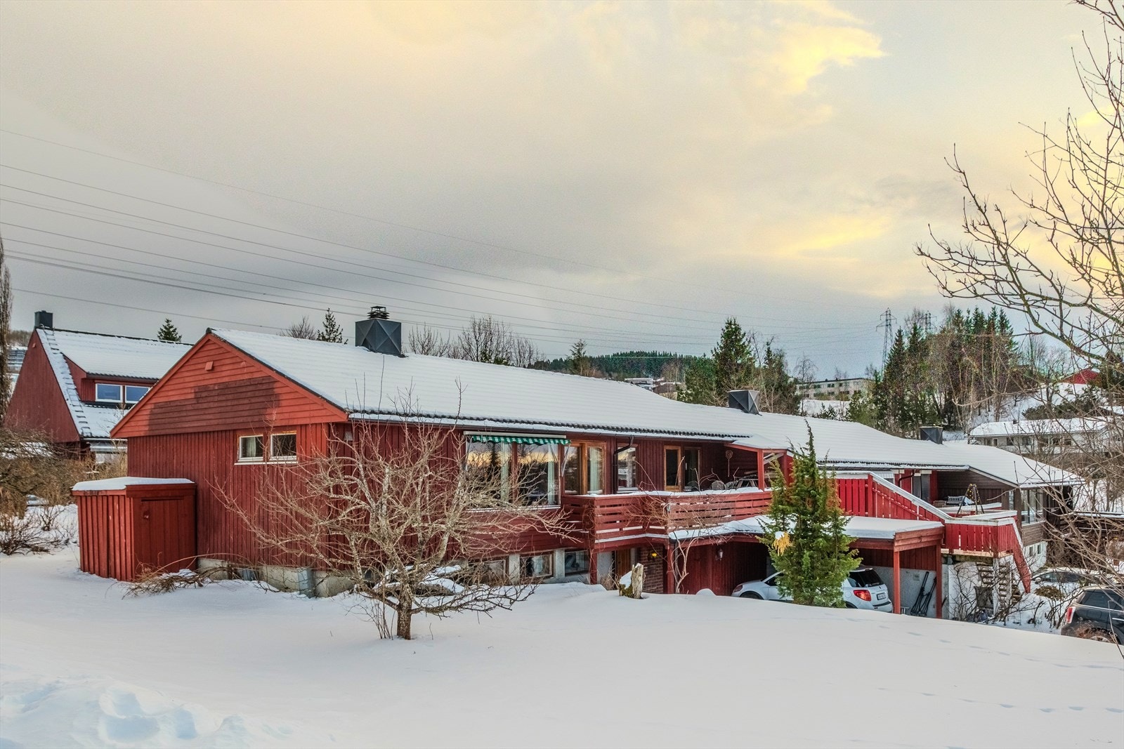 Boligen har en stor hage med gode solforhold Galleribilde