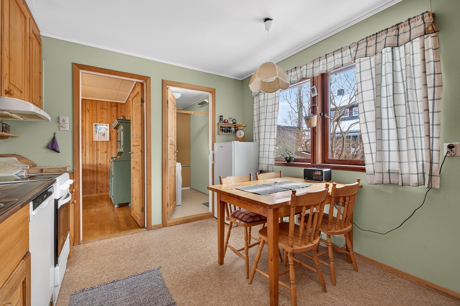 Plass til et romslig kjøkkenbord, kombinert med store vindusflater som skaper en luftig og lys følelse Galleribilde