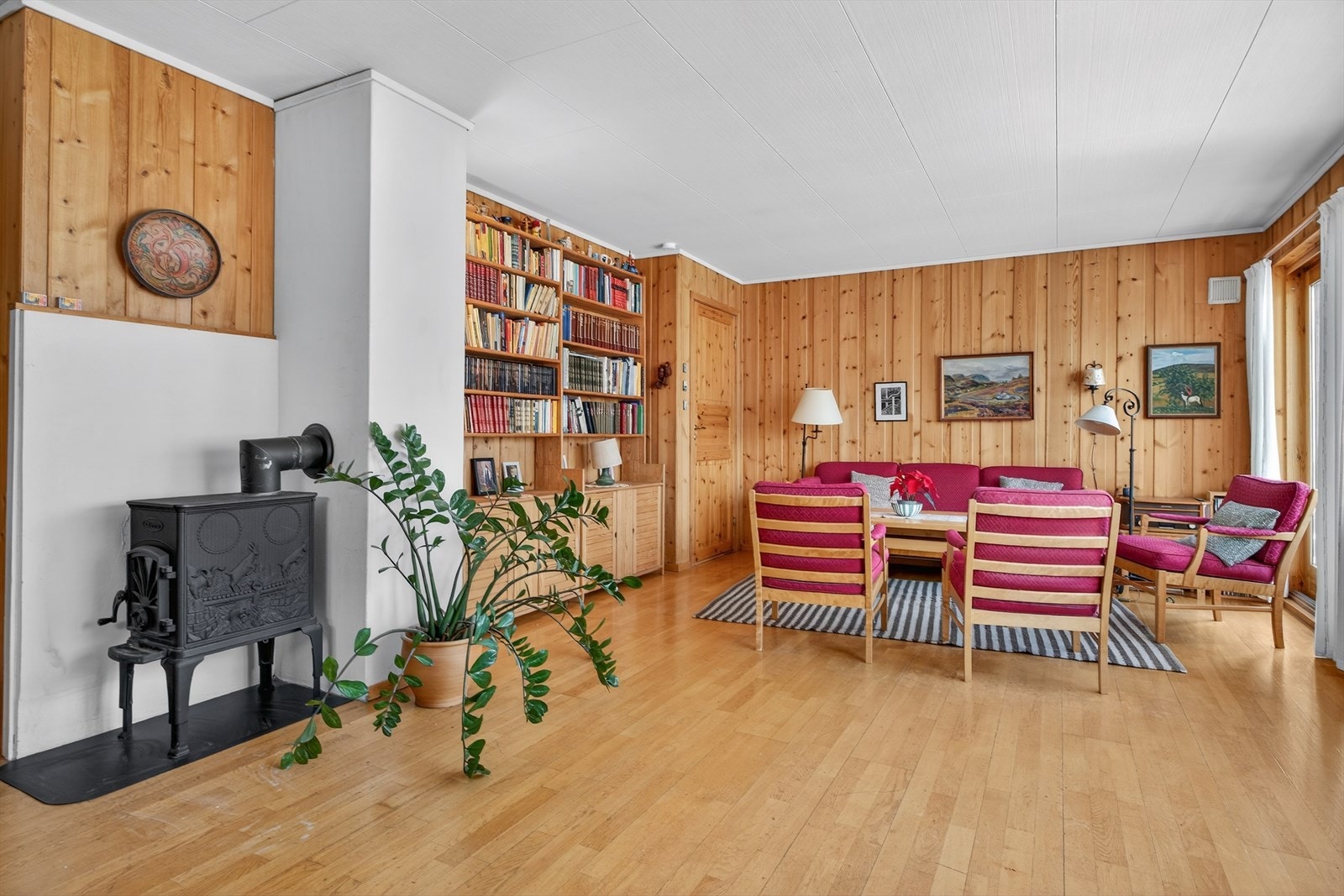 I stuen finner du også en vedovn som gir både varme og hyggelig atmosfære Galleribilde