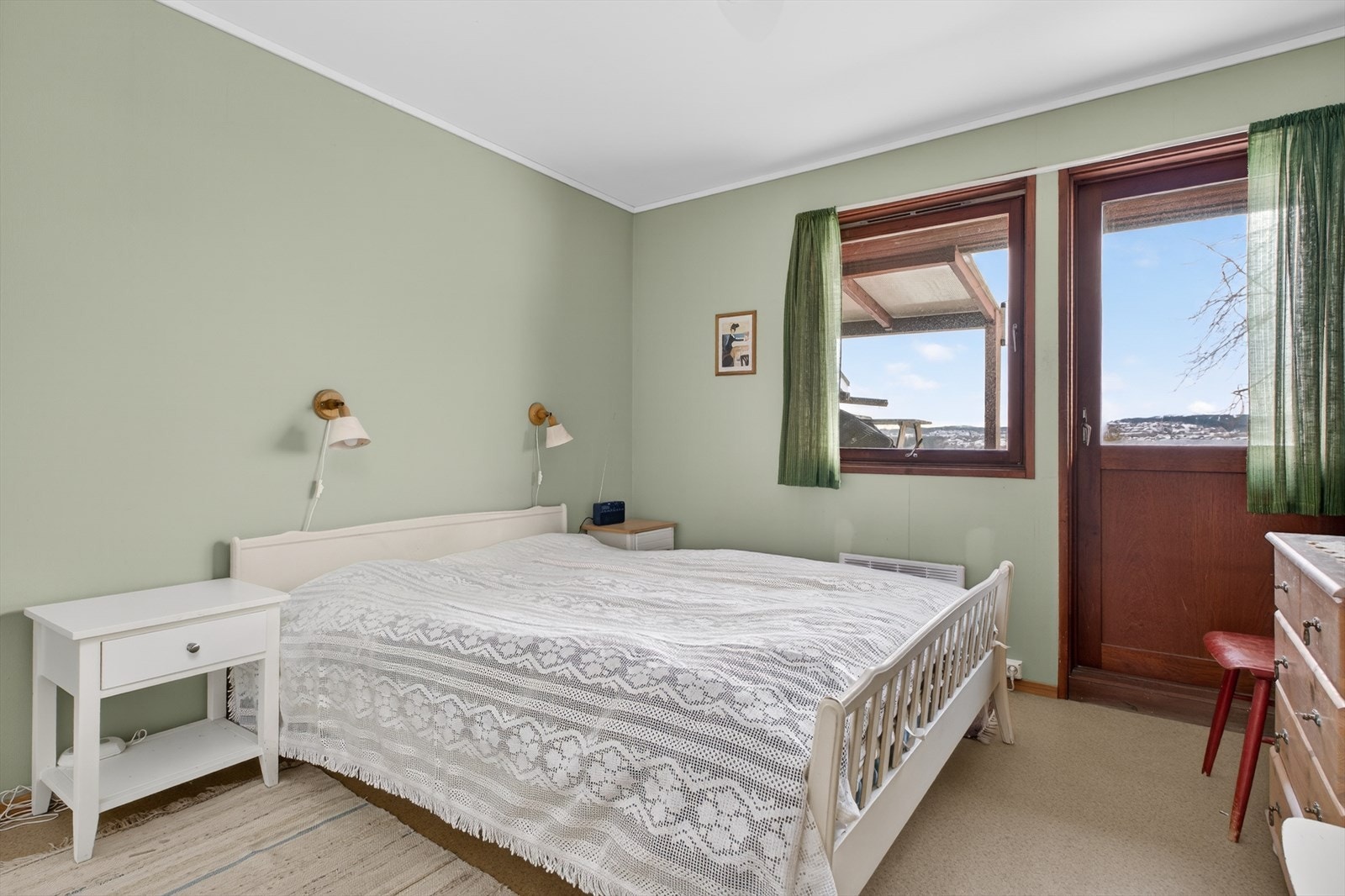 Stort hovedsoverom med utgang til en solrik vestvendt balkong Galleribilde