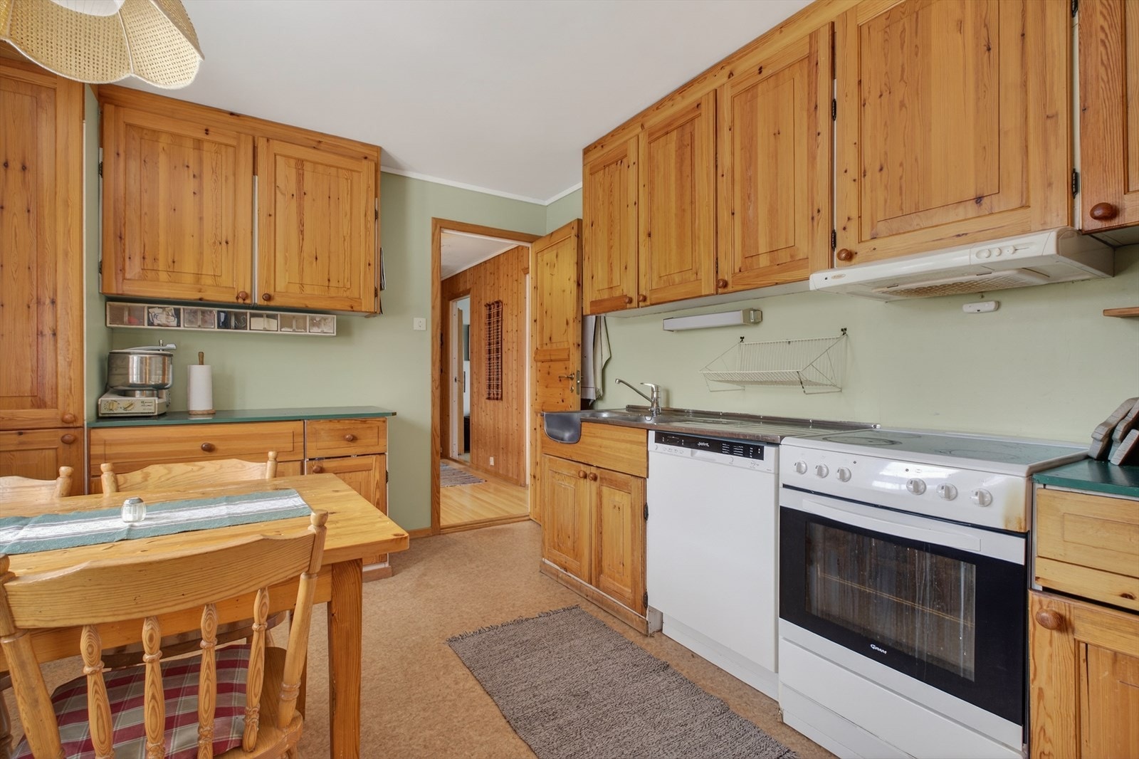 Stort kjøkken på 10,5kvm med mye skap- og benkeplass Galleribilde