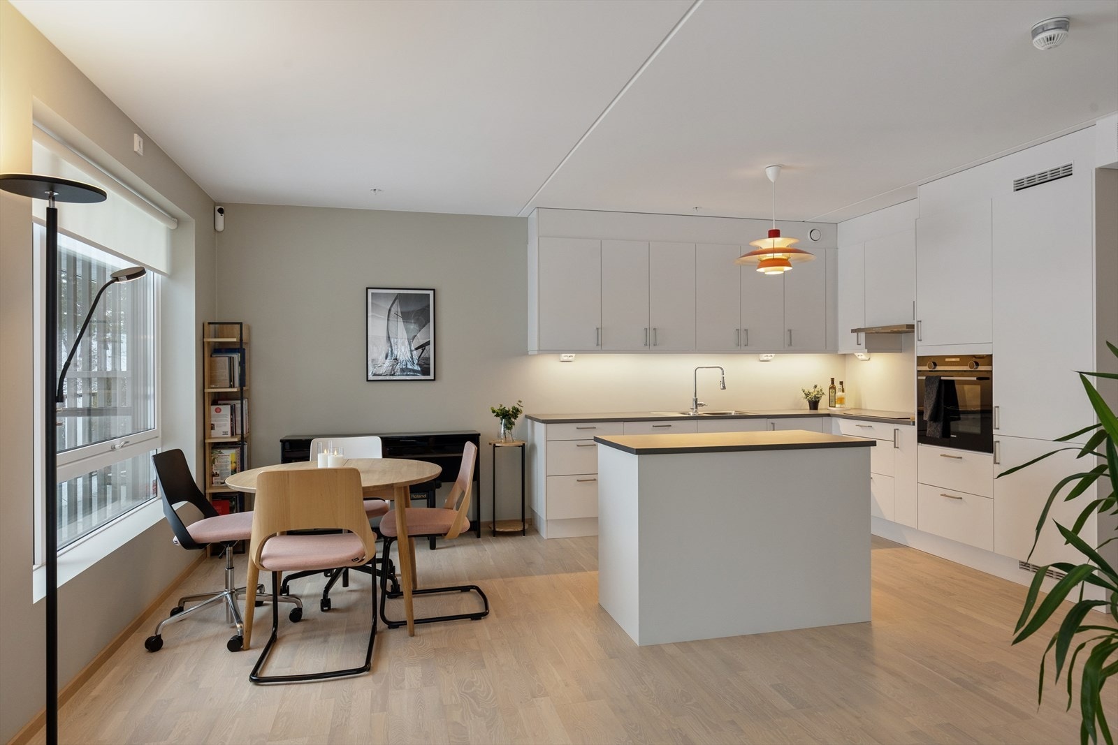 Stilrent kjøkken fra 2022 - praktisk, tidløst og lett å trives i. Galleribilde