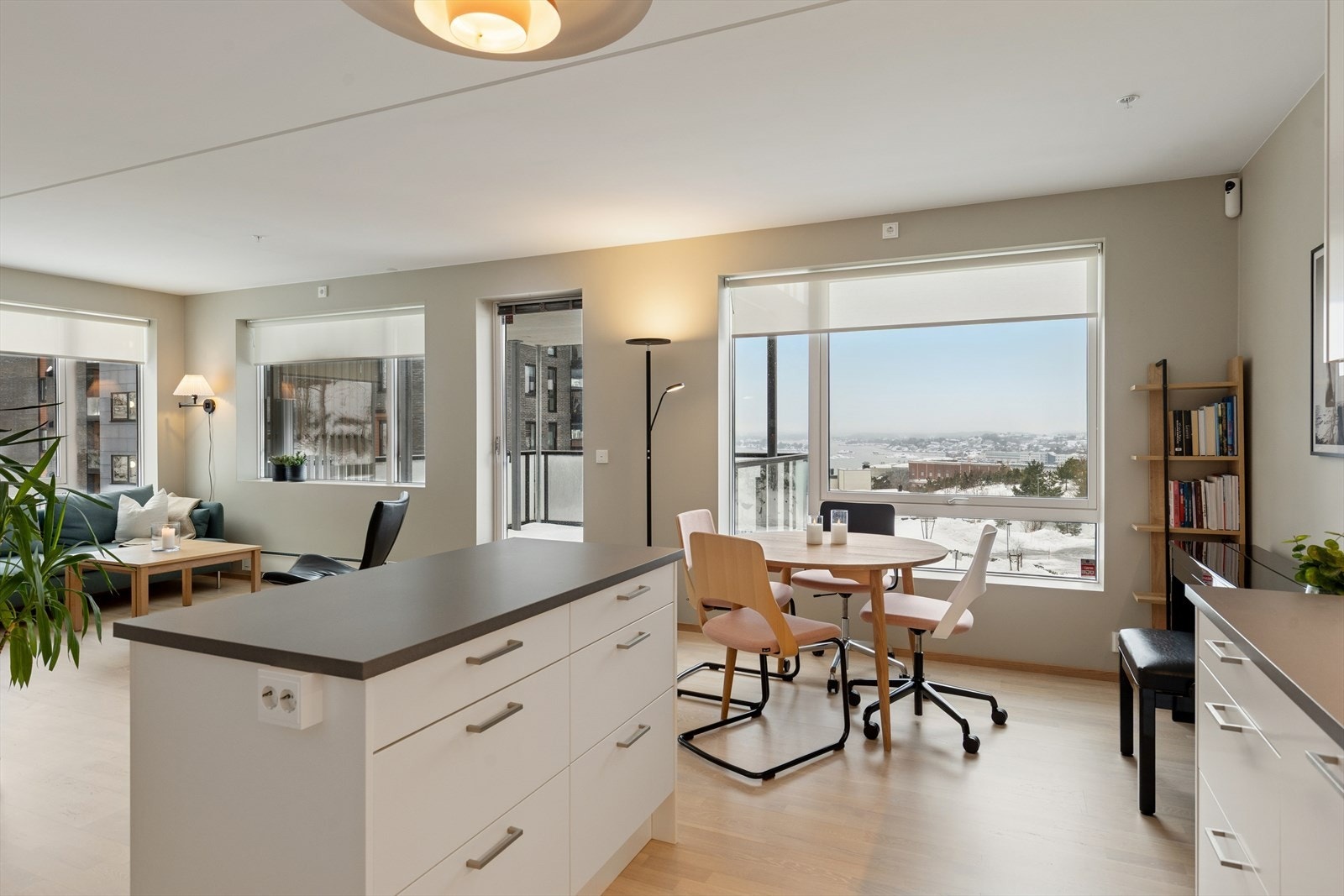 Den åpne løsningen mellom kjøkken og stue sørger for god romfølelse og ekstra gode lysforhold. Galleribilde