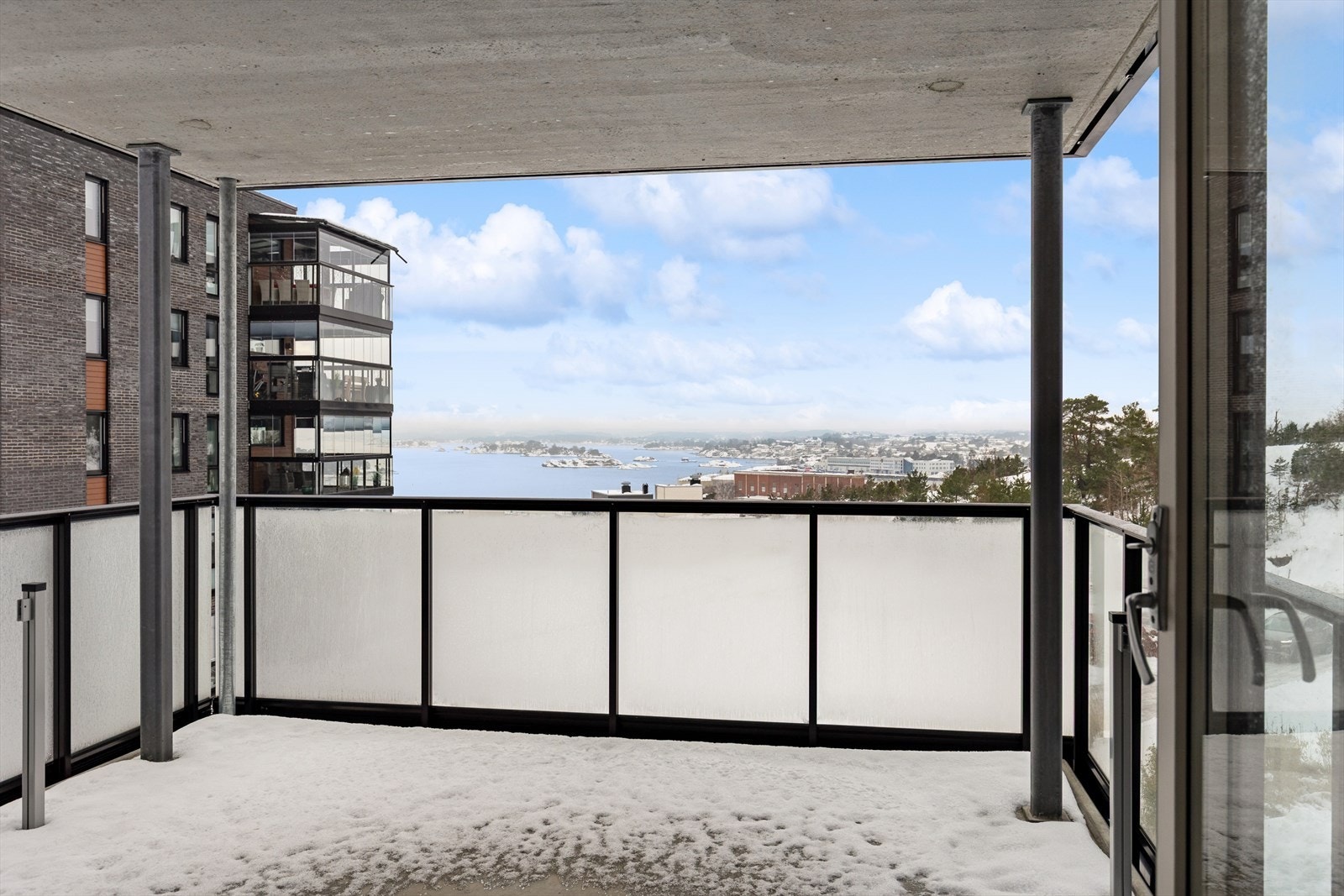 Den romslige balkongen på hele 17 m² er et privat uterom du vil sette stor pris på. Galleribilde