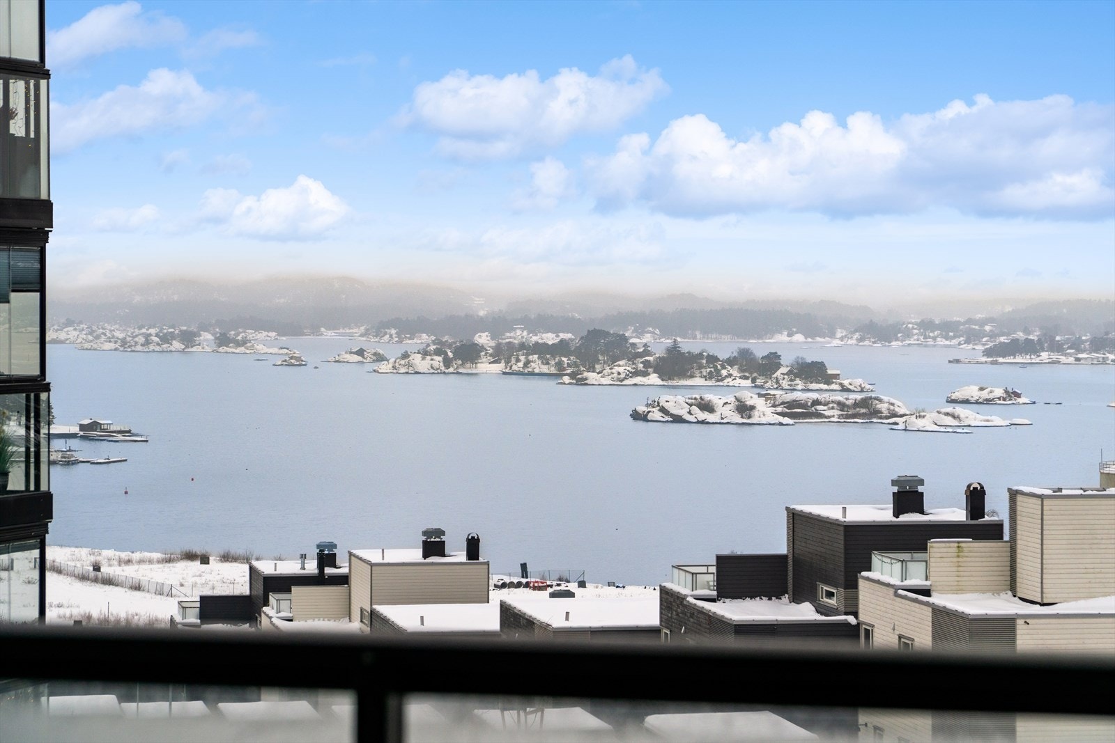 Her kan du følge båtlivet, skiftende lys og naturens rytmer gjennom hele dagen. Galleribilde