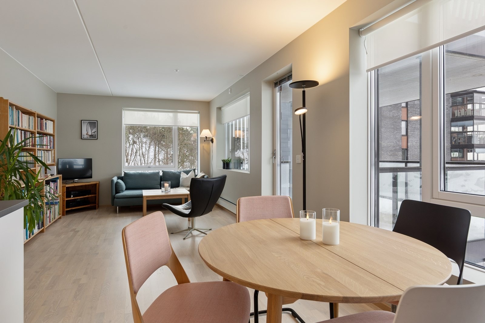 Stuen byr på store vindusflater som inviterer lyset inn. Galleribilde