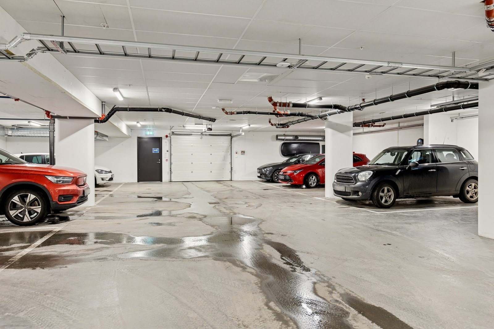 Leiligheten disponerer en parkeringsplass i felles garasjekjeller med heisadkomst. Galleribilde