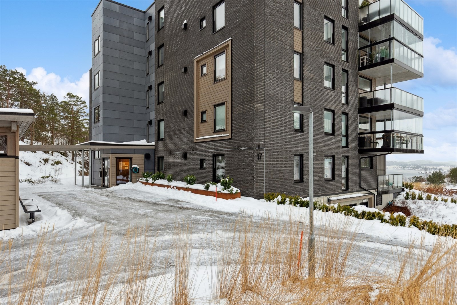 En moderne og innbydende selveierleilighet fra 2022, perfekt plassert i et attraktivt og familievennlig område på Vesterøya. Galleribilde