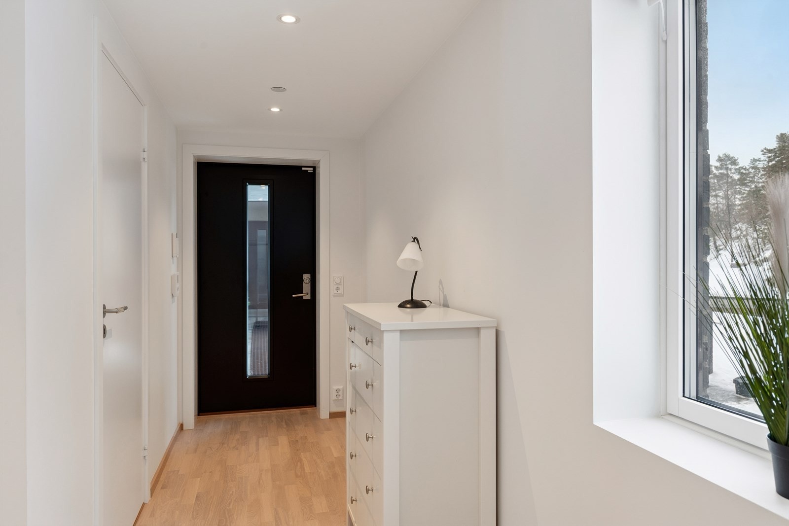 En stilren entré med god plass til garderobeløsninger. Galleribilde