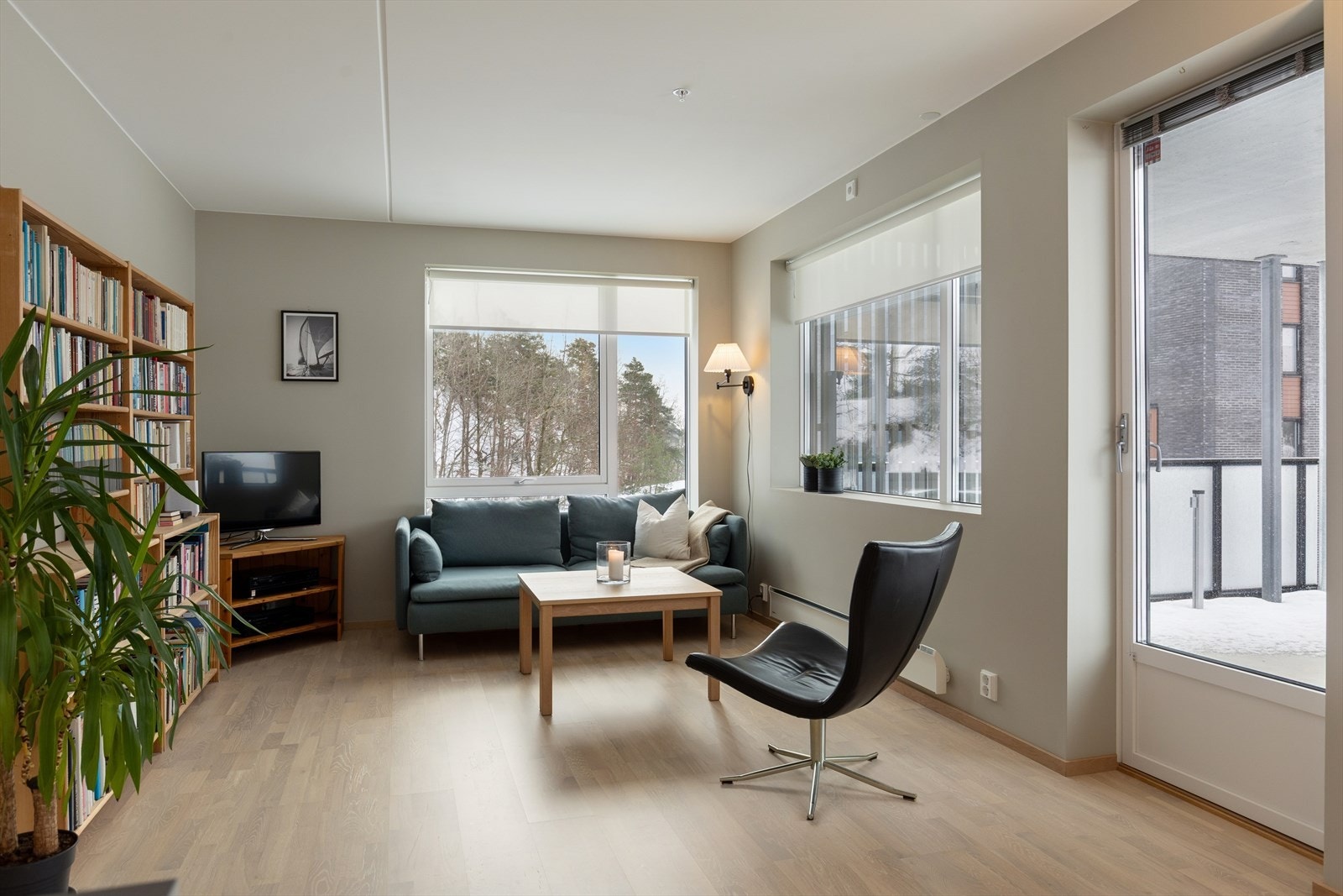 Stuen er møbleringsvennlig med plass til sofagruppe og tilhørende møbler. Galleribilde