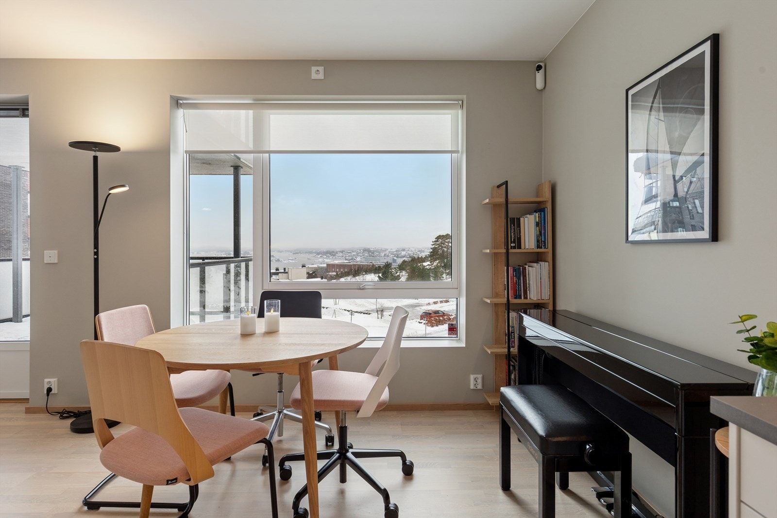 Hele leiligheten holder en god standard med parkettgulv og malte overflater. Galleribilde