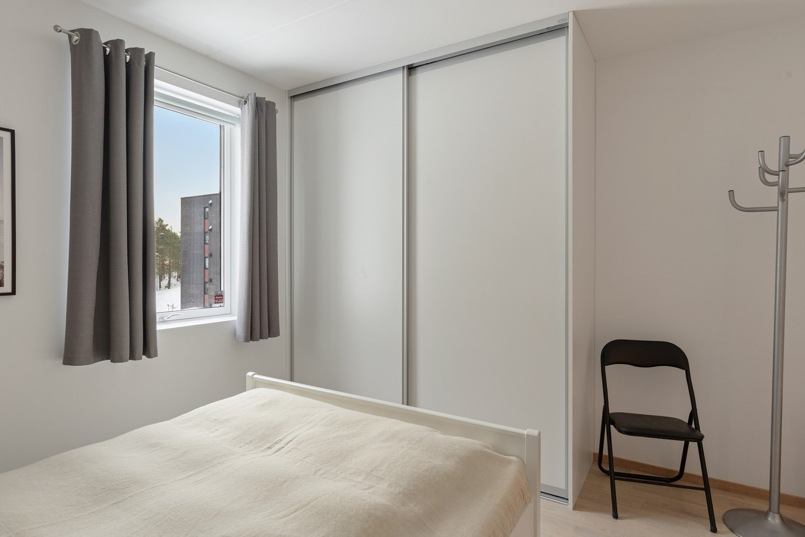 Hovedsoverommet oppleves spesielt innbydende med god plass til oppbevaring i skyvedørsgarderobe og naturlige møbleringsmuligheter. Galleribilde