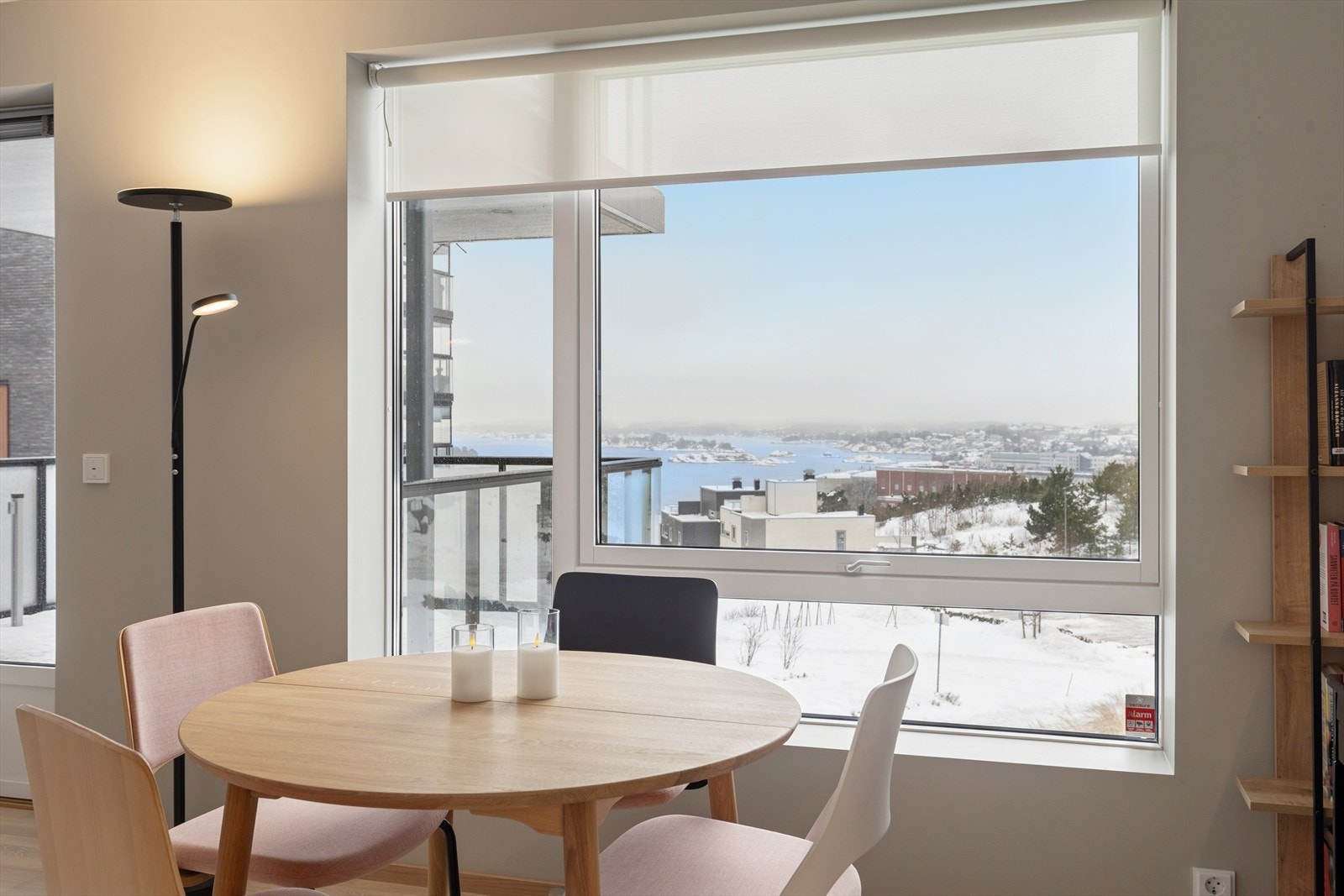 Kjøkkenet naturlig plass til et spisebord med fint utsyn mot fjorden. Galleribilde