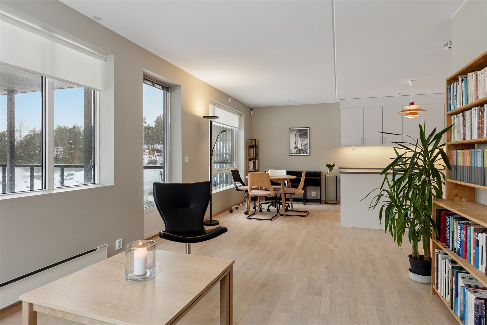 Herfra har du også direkte utgang til boligens flotte balkong. Galleribilde