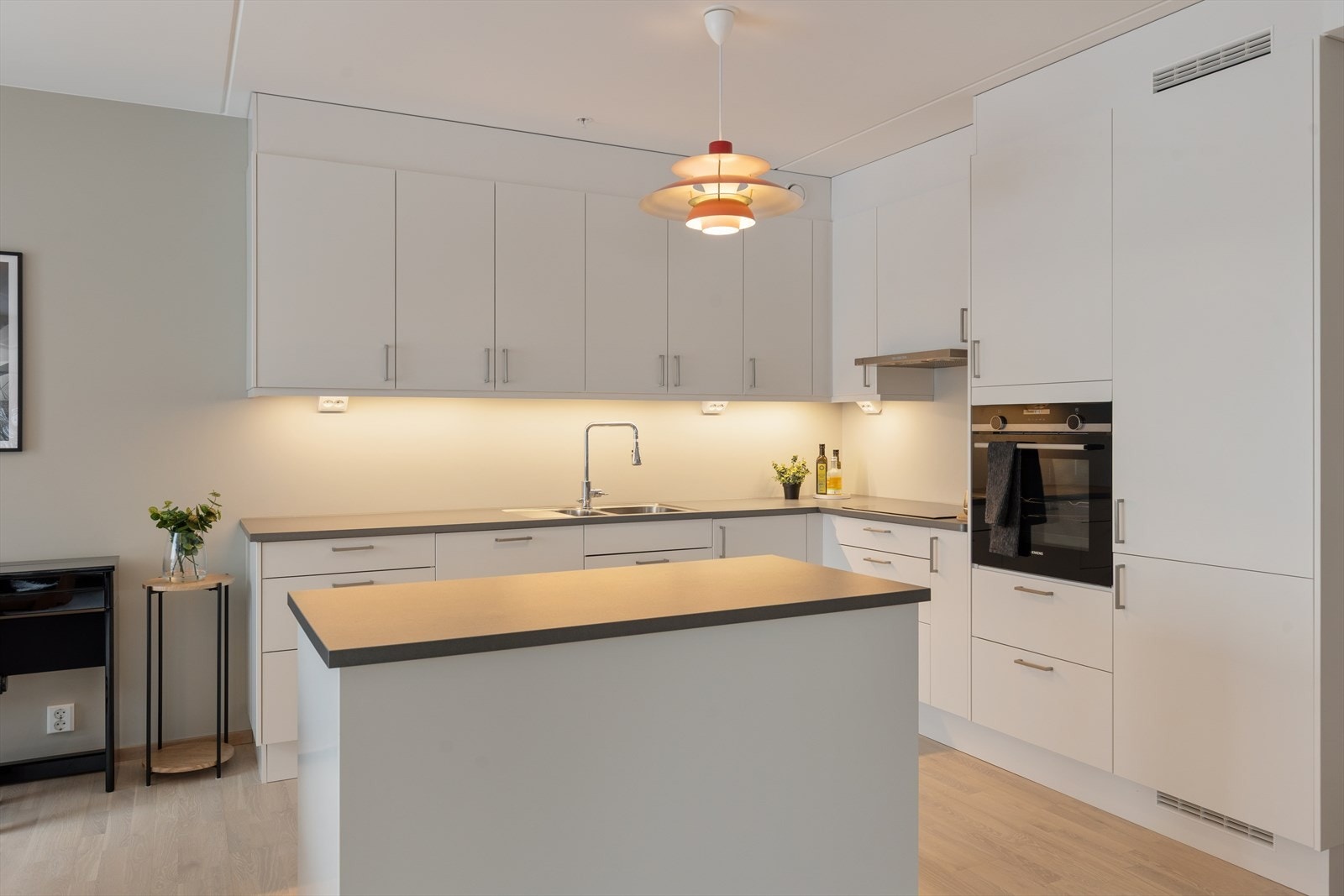 Kjøkkenet byr på fine arbeidsflater og et moderne uttrykk. Galleribilde