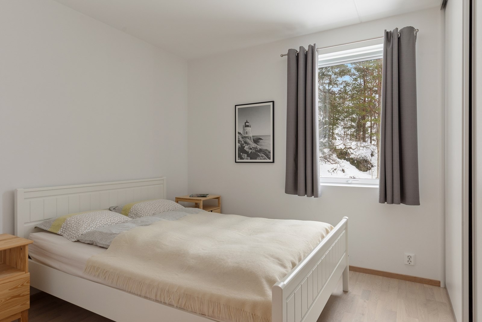 Leiligheten disponerer tre gode soverom, alle med parkett og malte overflater som gir en rolig og smakfull atmosfære. Galleribilde