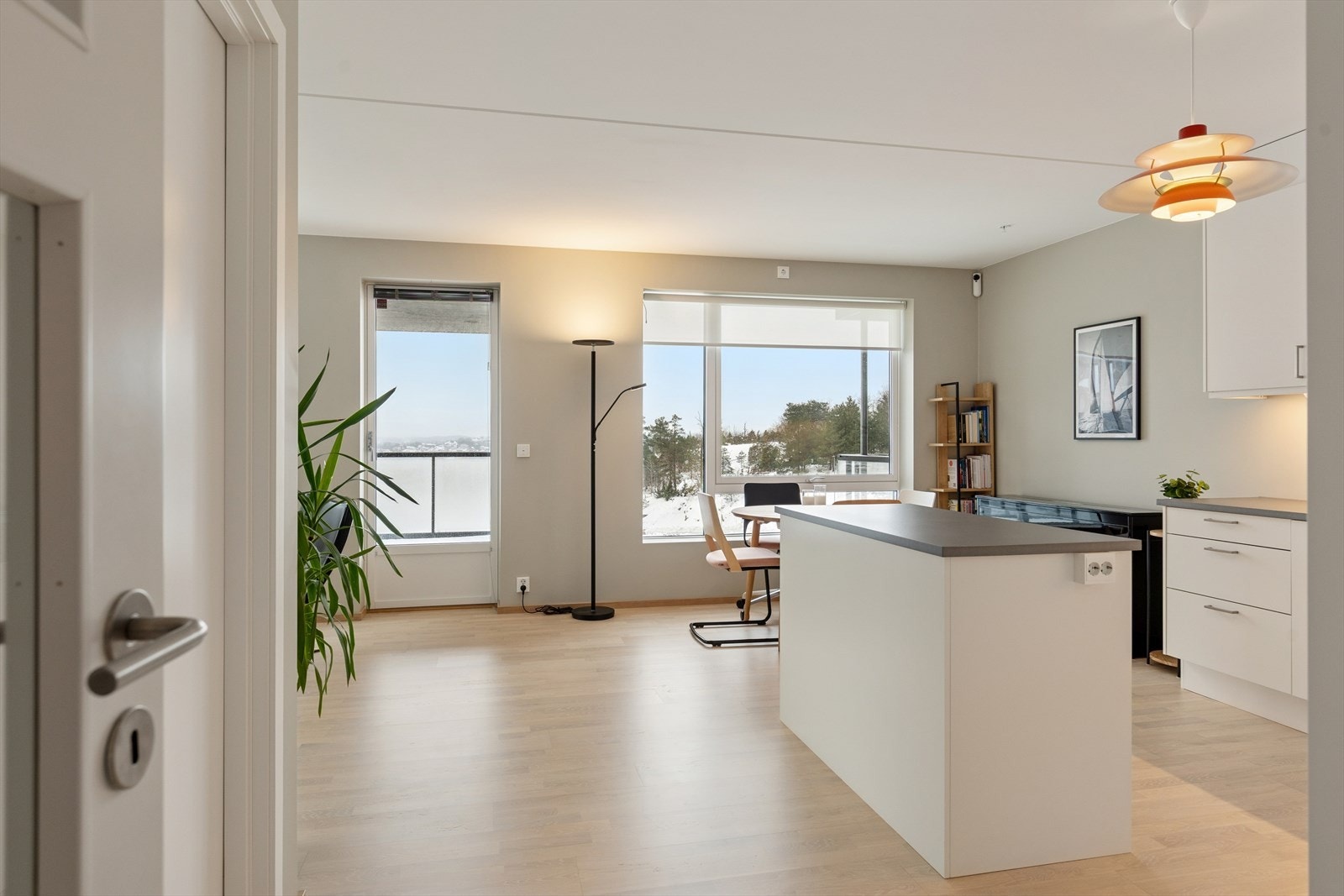 Hjemmets hjerte er den åpne stue- og kjøkkensonen - et rom der lys, luft og moderne uttrykk dominerer. Galleribilde