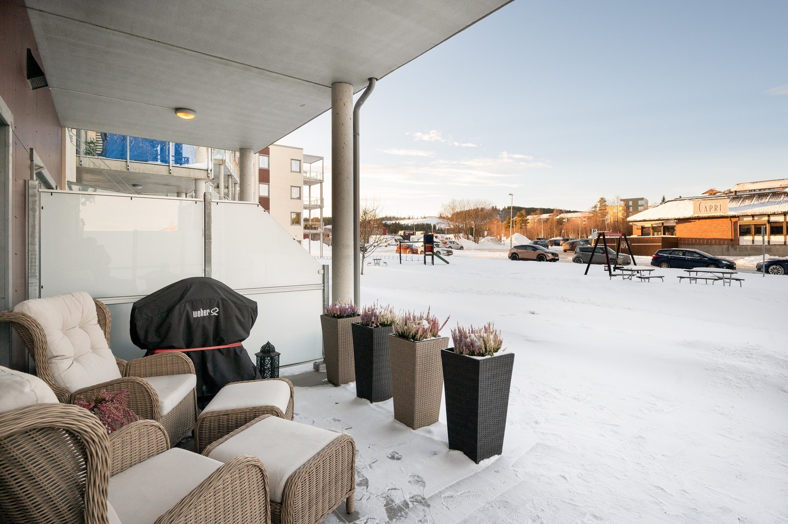 Eiendommen har en fin beliggenhet i et fredelig og familievennlig nabolag på Flatåsen, omgitt av store grøntområder. Dette gir deg flotte muligheter med enkel tilgang til skog og mark, perfekt for de som setter pris på friluftsliv og turer. Galleribilde