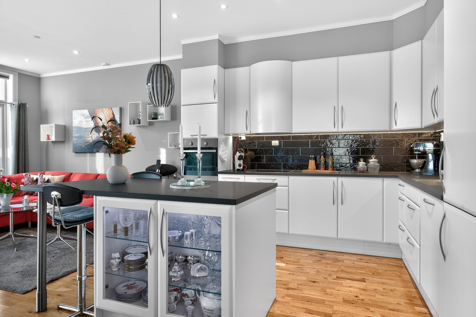 Det er etablert en praktisk kjøkkenøy som gir plass til ekstra boltreplass og lagring. Galleribilde