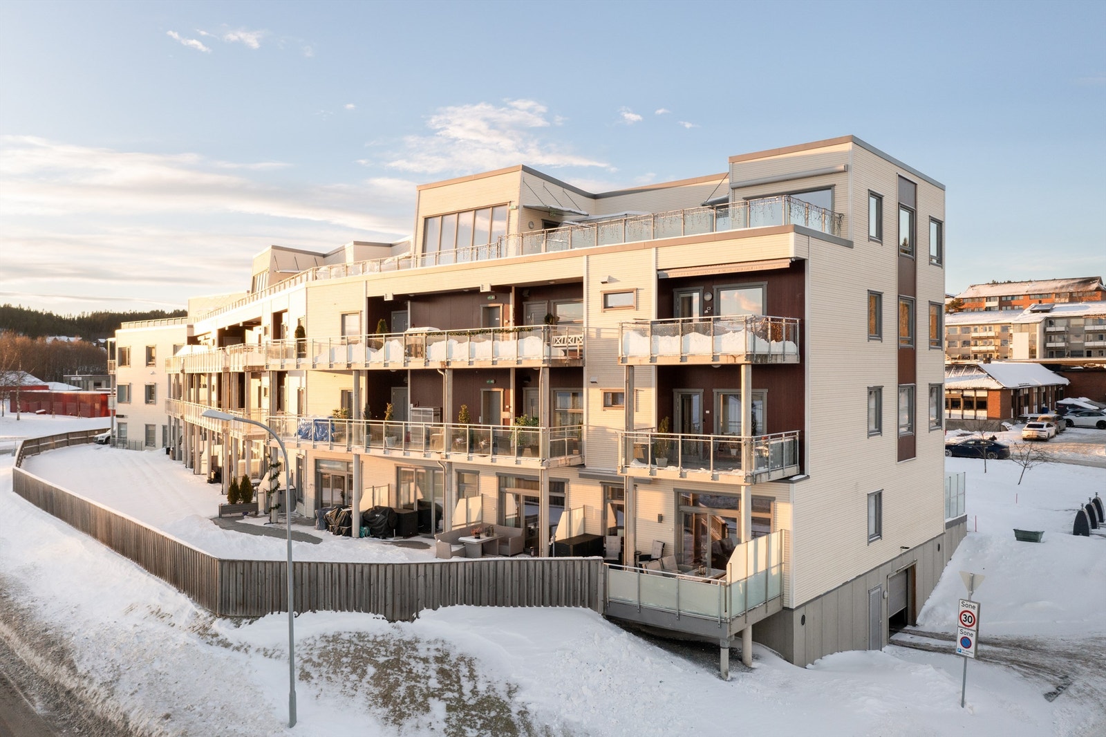 Velkommen til Midtre Flatåsveg 2 - og denne tidsriktige 3-romsleilighet fra 2016 med god planløsning og romslige oppholdsrom.
Foto: Harald Wanvik v/ Interiørfoto Galleribilde