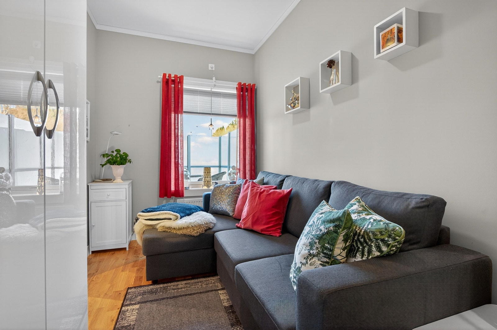 Soverom 2 er på 8 kvm og kan fint benyttes som kontor eller barnerom hvis ønskelig. Galleribilde