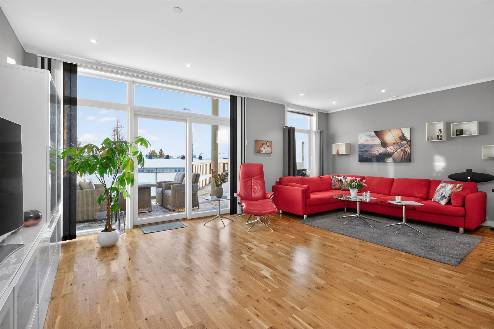 Stue- og kjøkkenarealet er lett å møblere med de flere sonene i rommet. Galleribilde