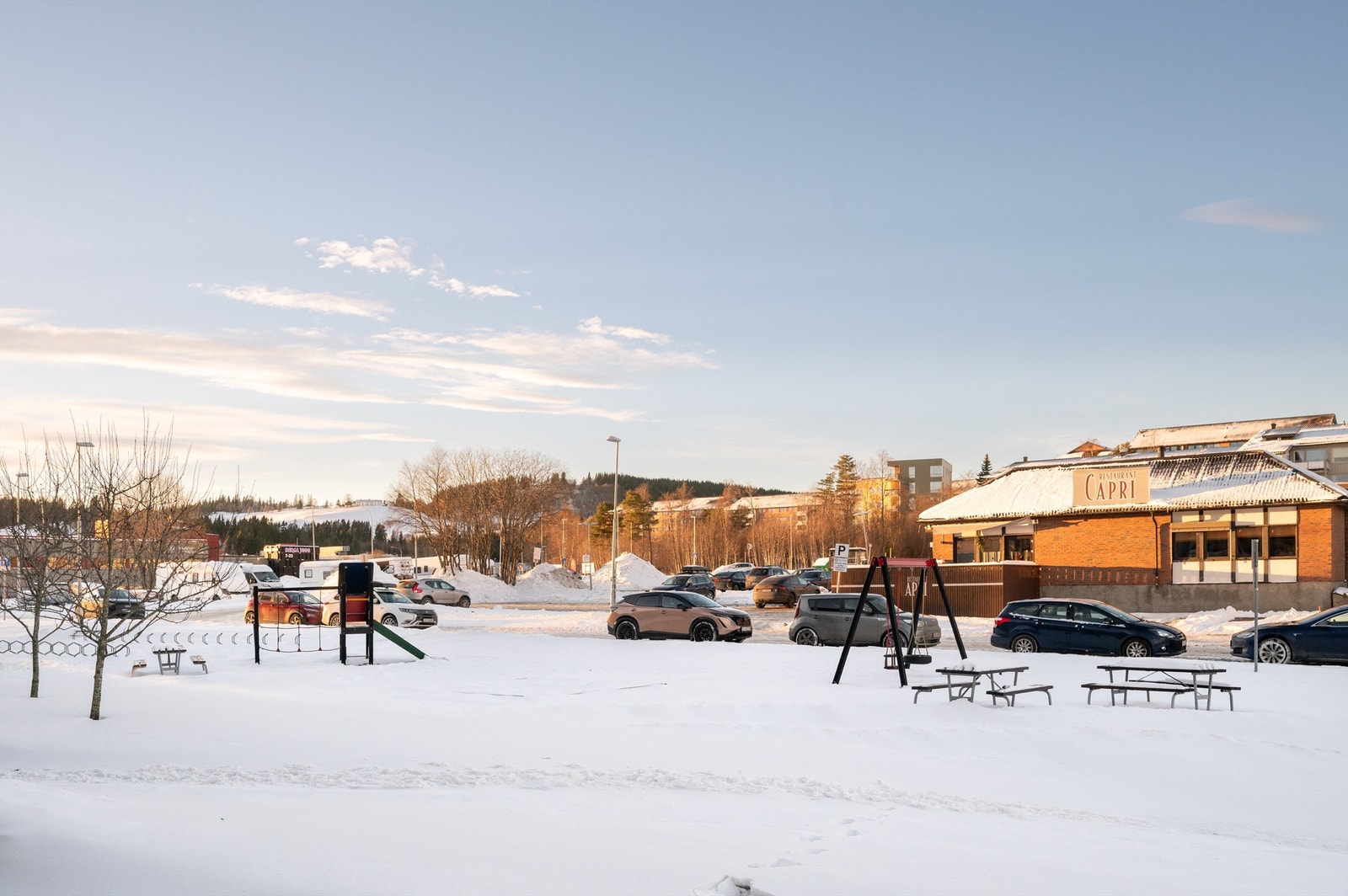 Når det gjelder dagligvarehandel, er både Coop Extra Flatåsen og Rema 1000 Flatåsen kun en kort spasertur unna, henholdsvis to og fire minutter til fots. Kollektivtransport er også enkelt tilgjengelig med Flatåsen Senter som nærmeste bussholdeplass. Galleribilde