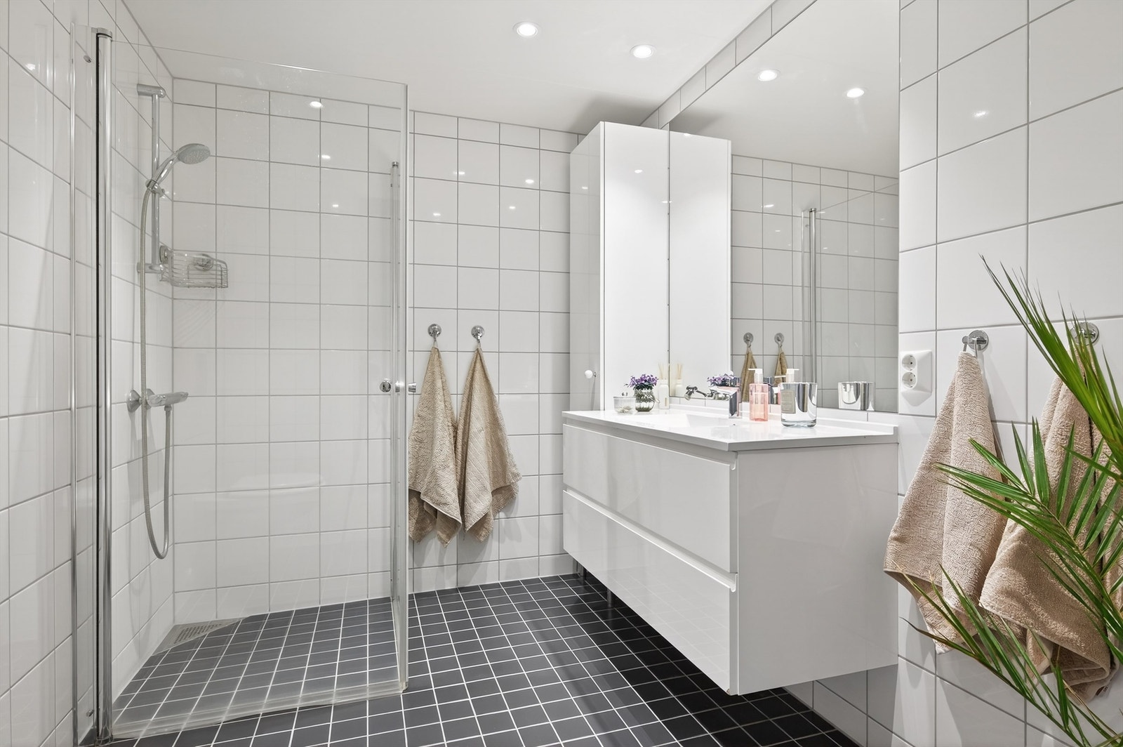 Pent flislagt bad med gulvvarme og downlights i himling. Galleribilde