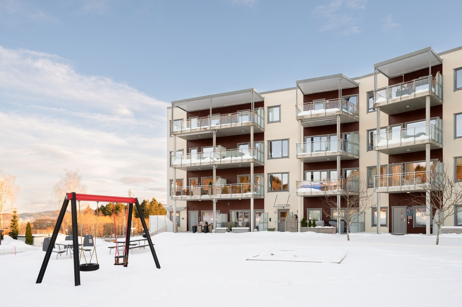 I tillegg til den naturskjønne beliggenheten, finner du et bredt utvalg av praktiske fasiliteter i nærområdet. Barnehager, skoler, dagligvarebutikker og idrettsanlegg er alle innen gangavstand, noe som gjør hverdagen enklere og mer praktisk. Galleribilde