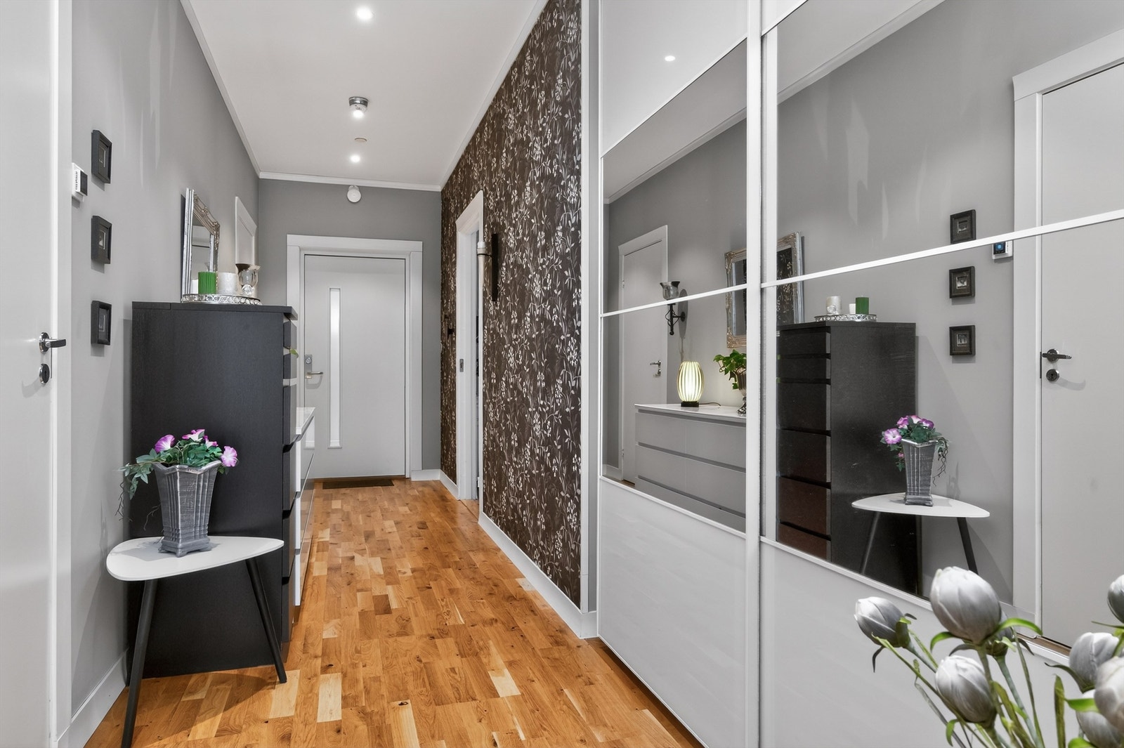 Leiligheten disponerer en parkeringsplass samt en bod på 5 kvm i felles parkeringskjeller. Galleribilde